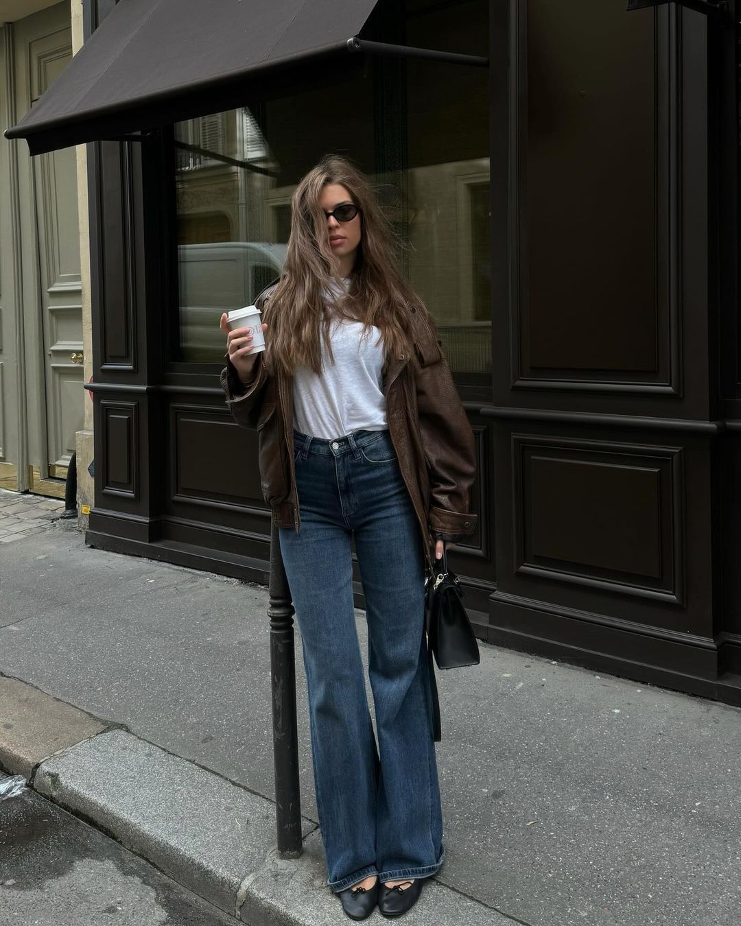 Krásné a elegantní díky džínám a bundě v chladném počasí - Foto 4. Đẹp, sang nhờ diện cặp đôi quần jeans và áo khoác mùa lạnh- Ảnh 4.