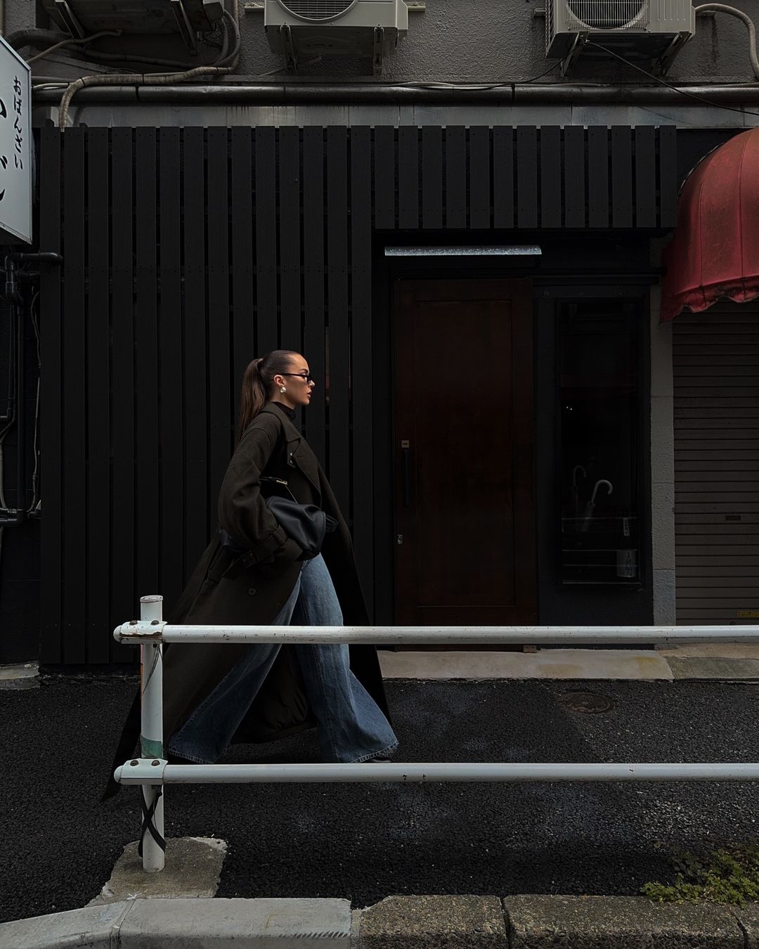 Krásné a elegantní díky džínám a bundě v chladném počasí - Foto 7. Đẹp, sang nhờ diện cặp đôi quần jeans và áo khoác mùa lạnh- Ảnh 7.