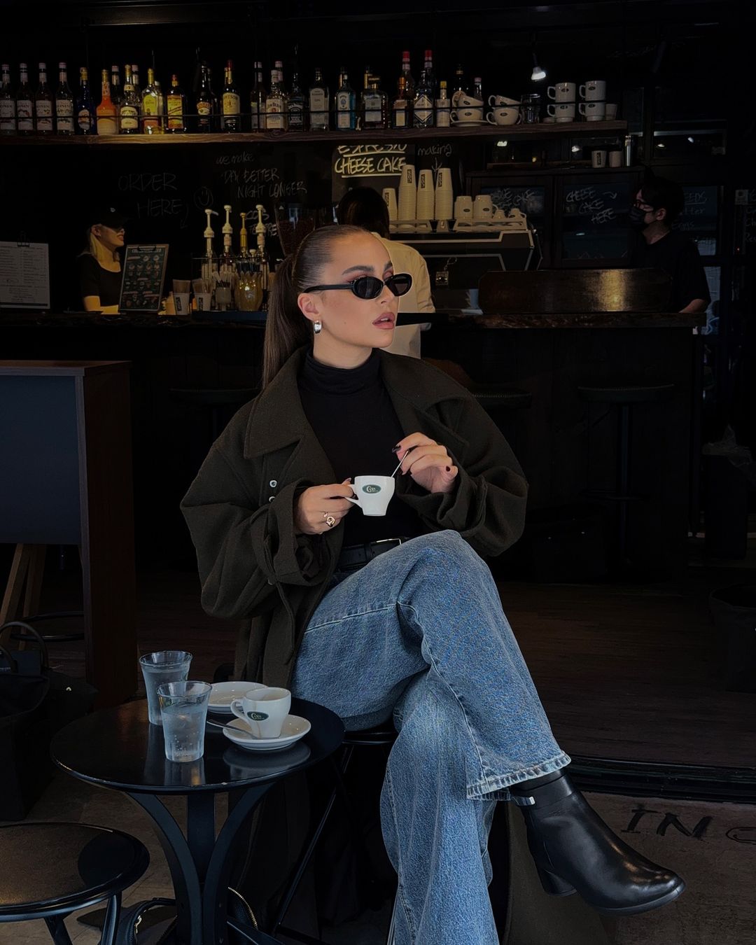 Krásné a elegantní díky džínám a bundě v chladném počasí - Foto 8. Đẹp, sang nhờ diện cặp đôi quần jeans và áo khoác mùa lạnh- Ảnh 8.