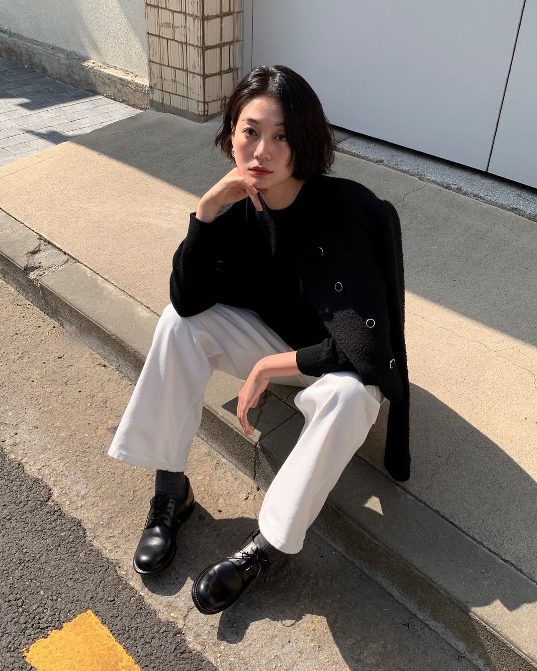 Krásné a elegantní díky džínám a bundě v chladném počasí - Foto 1. Đẹp, sang nhờ diện cặp đôi quần jeans và áo khoác mùa lạnh- Ảnh 1.