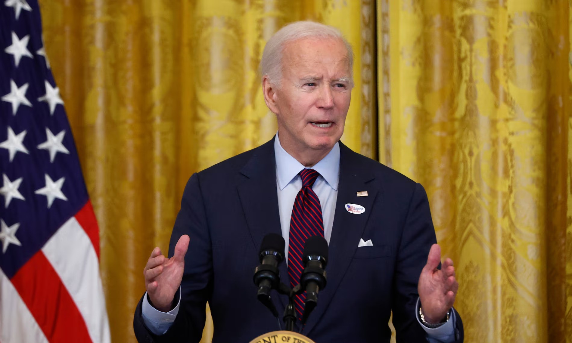 Ông Biden lỡ lời, ông Trump ngồi xe rác châm chọc- Ảnh 2.