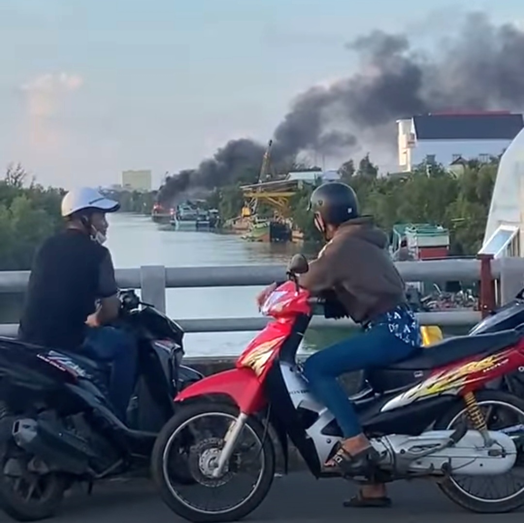 Cháy sà lan chở cát ở Bạc Liêu do thợ hàn bất cẩn- Ảnh 2. Cháy sà lan chở cát ở Bạc Liêu do thợ hàn bất cẩn- Ảnh 2.