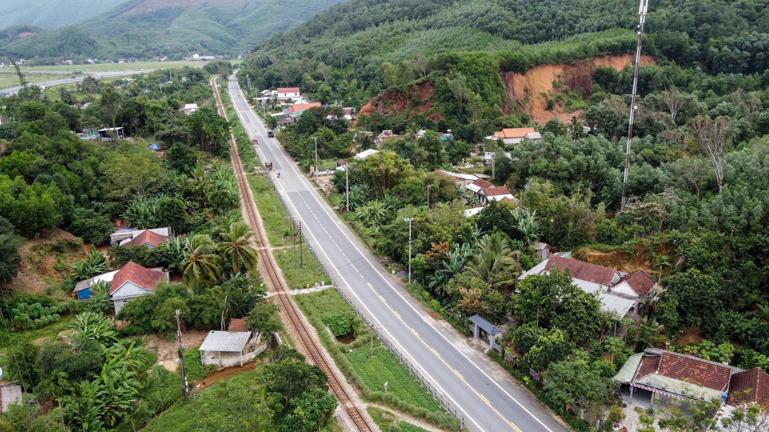 Nhiều hộ dân ở Thừa Thiên - Huế đứng ngồi không yên, lo sạt lở núi- Ảnh 3.