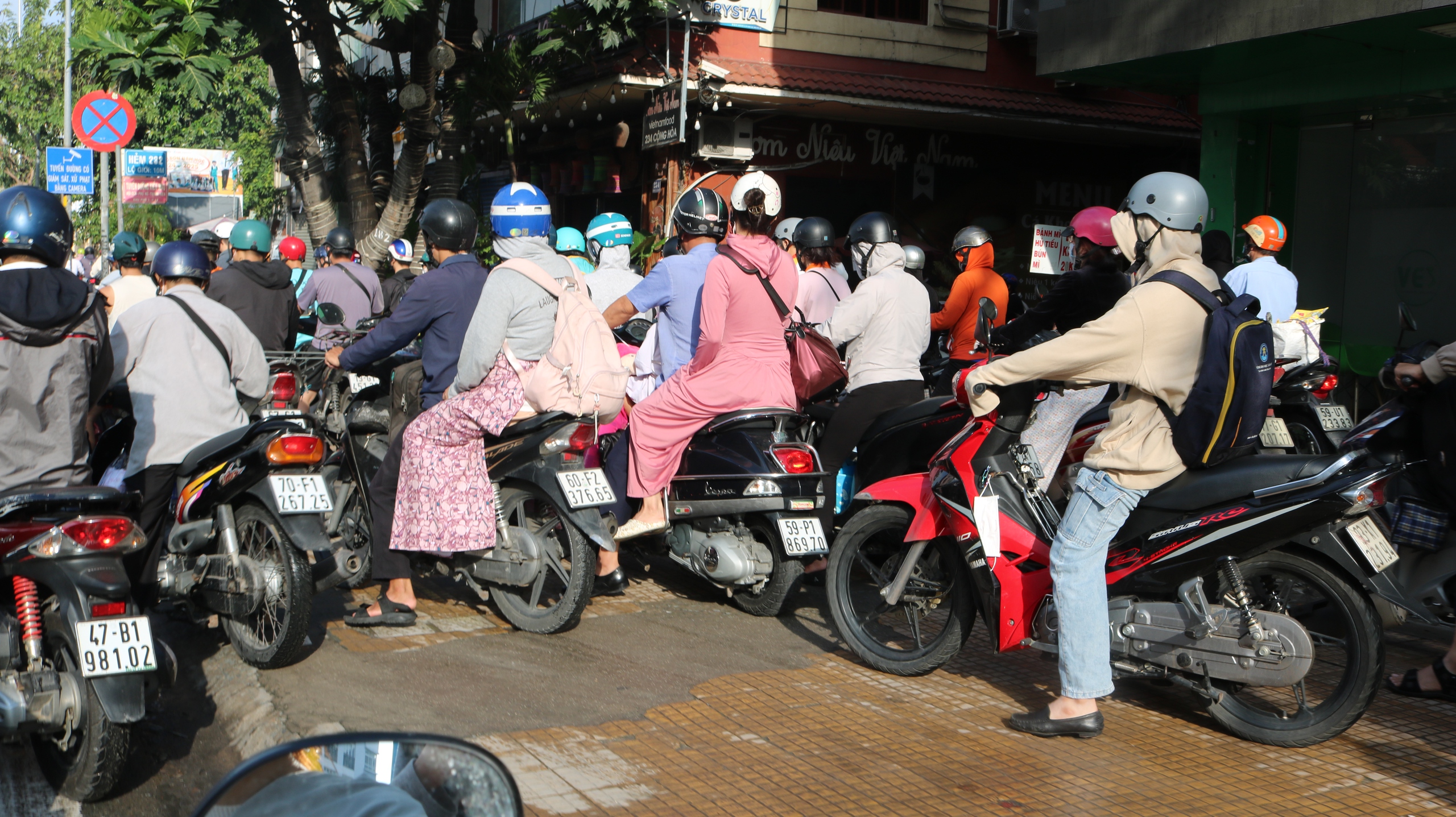 Đi về những con đường ùn tắc nhất TP.HCM mỗi ngày: Bạn có bị stress không?- Ảnh 11.