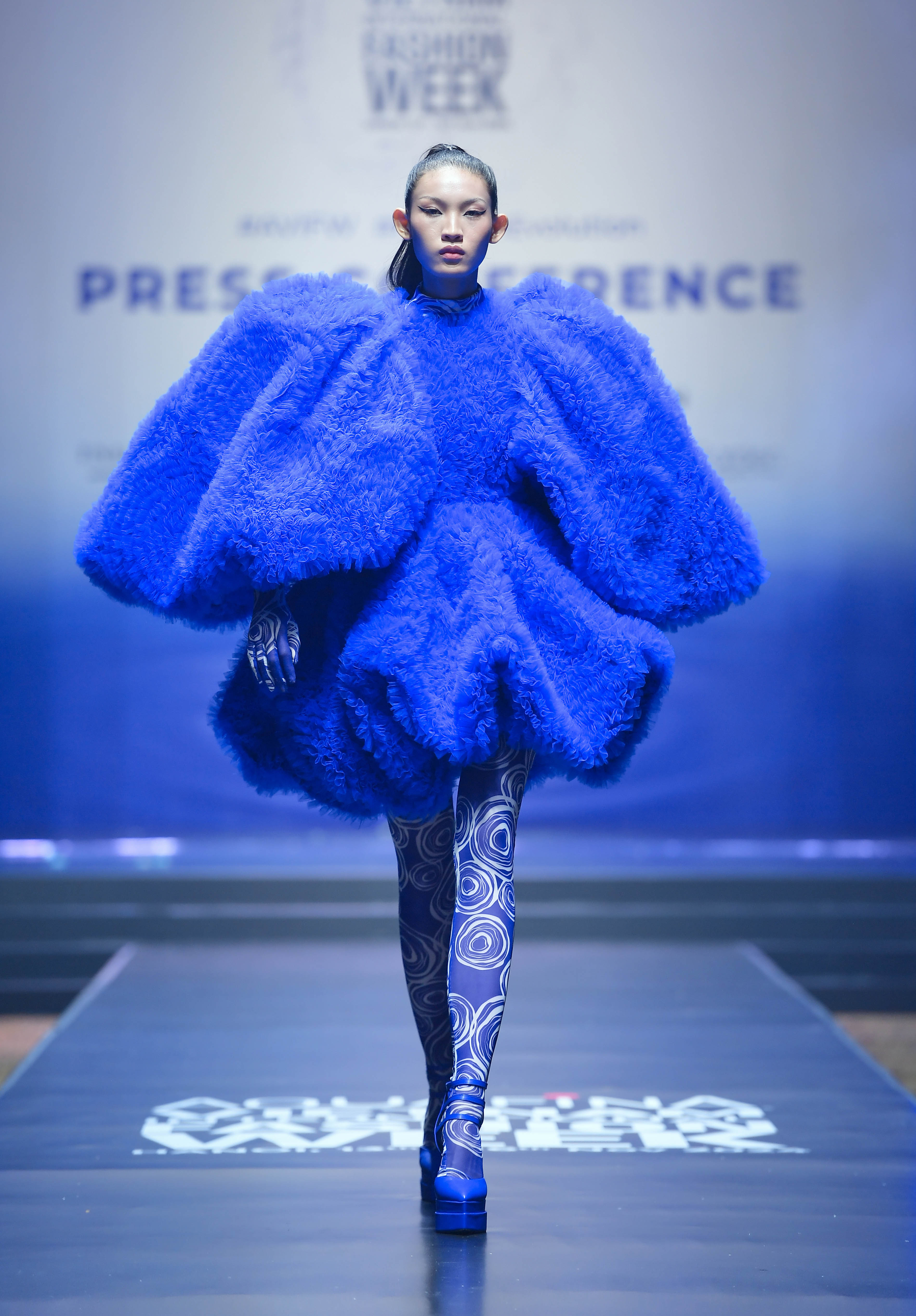 Hanoi'de 2024 Sonbahar Kış Moda Haftası'nın lansmanı - Fotoğraf 1. Khởi động Tuần lễ Thời trang thu đông 2024 tại Hà Nội- Ảnh 1.