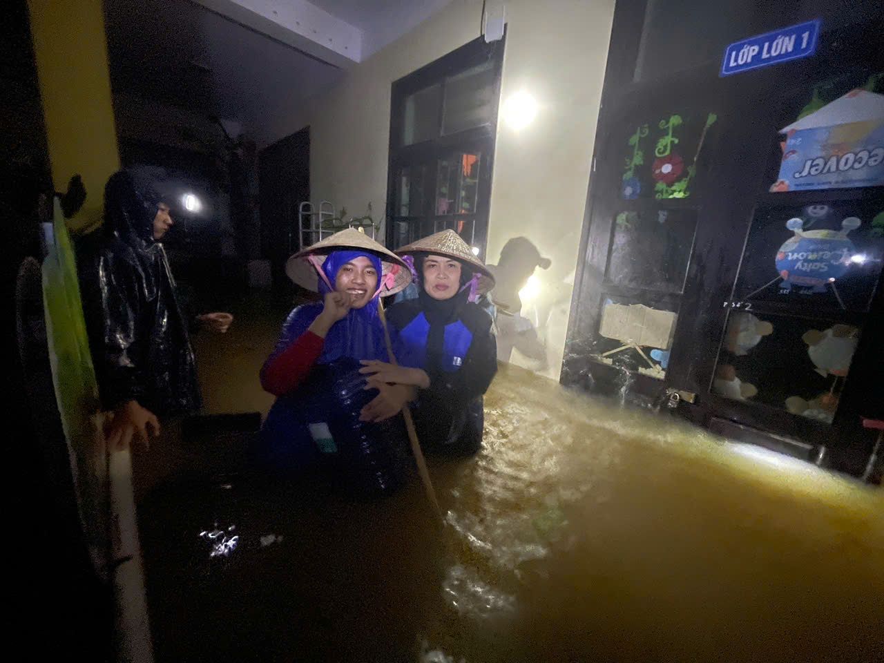 Thầy cô vùng lũ: Ở nhà đang ngổn ngang, nhưng trường phải sạch để đón học sinh- Ảnh 1.