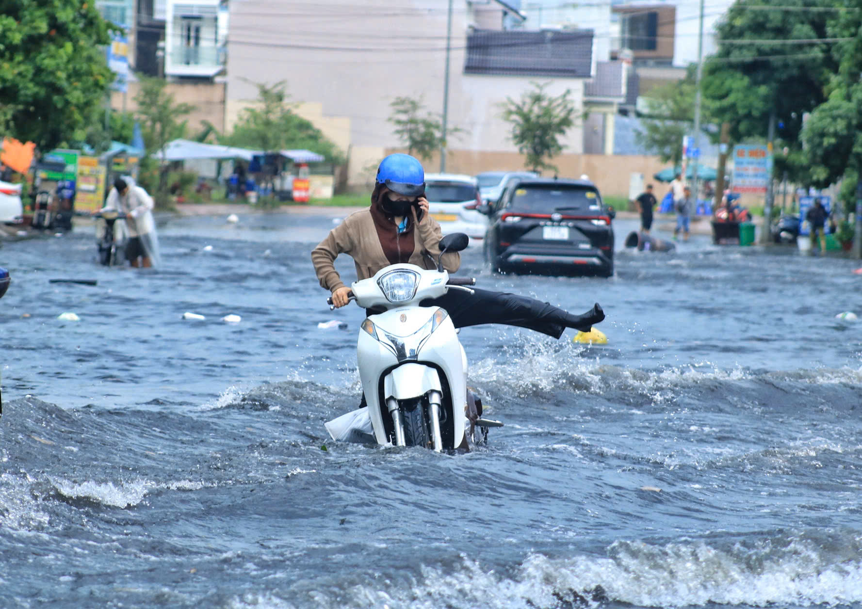 Mưa lớn, nhiều người 'hoảng hồn' khi đường ngập hơn bánh xe ở TP.HCM- Ảnh 1.