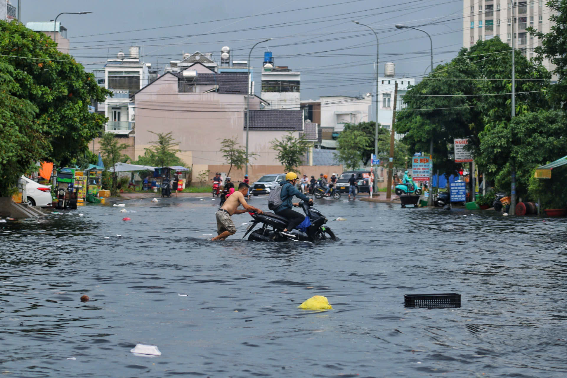 Mưa lớn, nhiều người 'hoảng hồn' khi đường ngập hơn bánh xe ở TP.HCM- Ảnh 2.