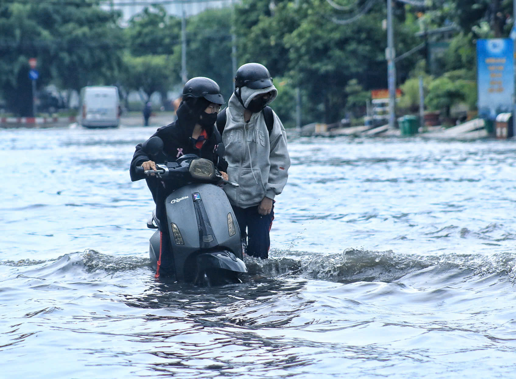 Mưa lớn, nhiều người 'hoảng hồn' khi đường ngập hơn bánh xe ở TP.HCM- Ảnh 11.