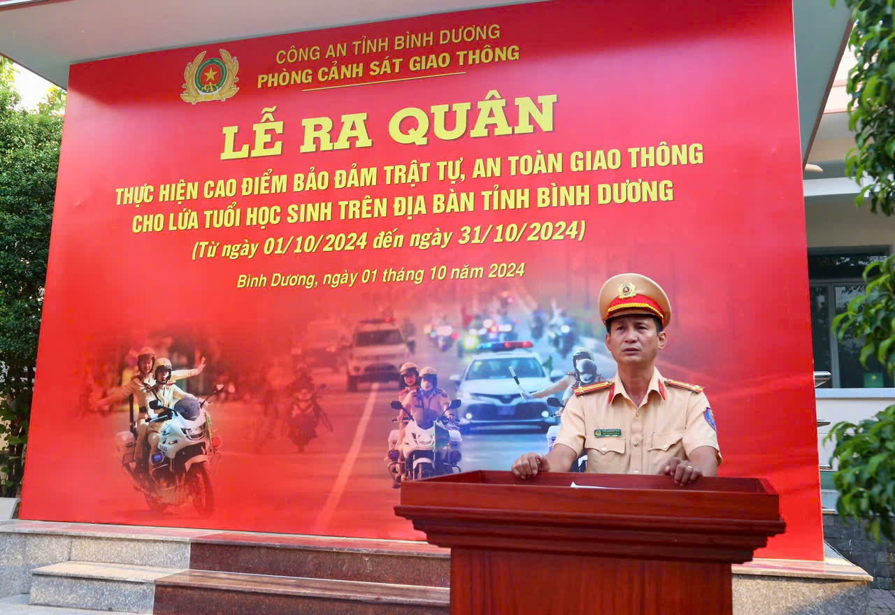 Lãnh đạo Phòng CSGT Bình Dương phát động tháng cao điểm ATGT cho học sinh - Ảnh: N.H Lãnh đạo Phòng CSGT Bình Dương phát động tháng cao điểm ATGT cho học sinh - Ảnh: N.H