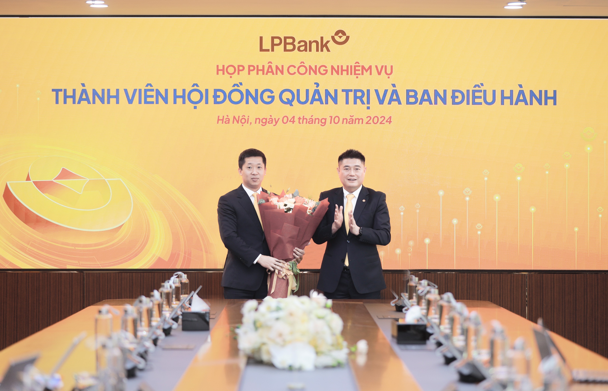 HĐQT LPBank họp phân công nhiệm vụ cho các thành viên HĐQT và Ban điều hành - Ảnh 2.