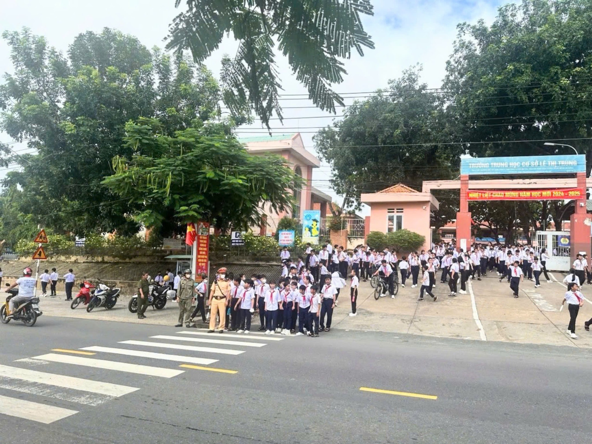 Công an TP.Tân Uyên tuyên truyền kết hợp đảm bảo ATGT - Ảnh: N.H. Công an TP.Tân Uyên tuyên truyền kết hợp đảm bảo ATGT - Ảnh: N.H.