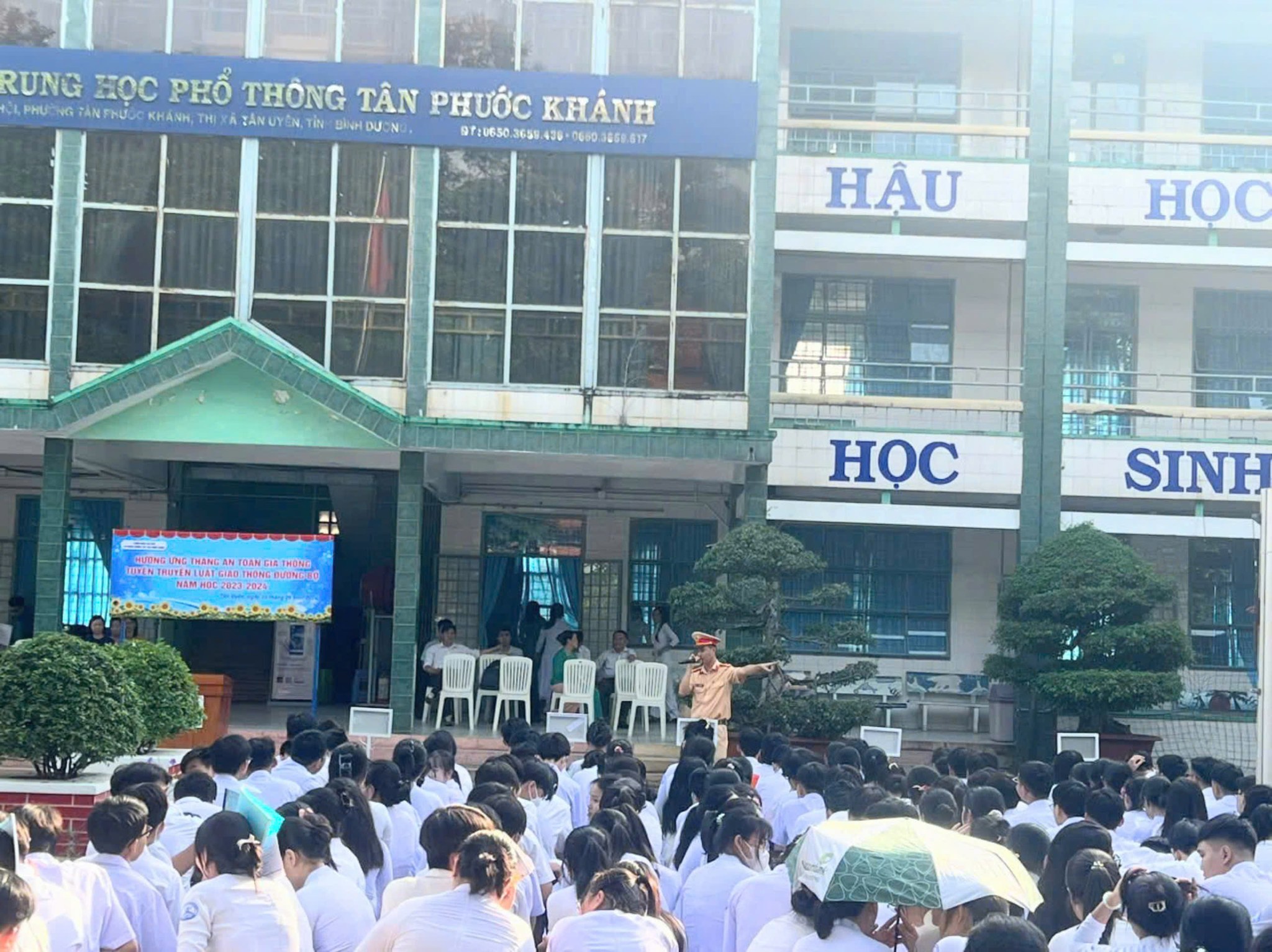 Công an TP.Tân Uyên tuyên truyền ATGT trong trường học - Ảnh: N.H Công an TP.Tân Uyên tuyên truyền ATGT trong trường học - Ảnh: N.H
