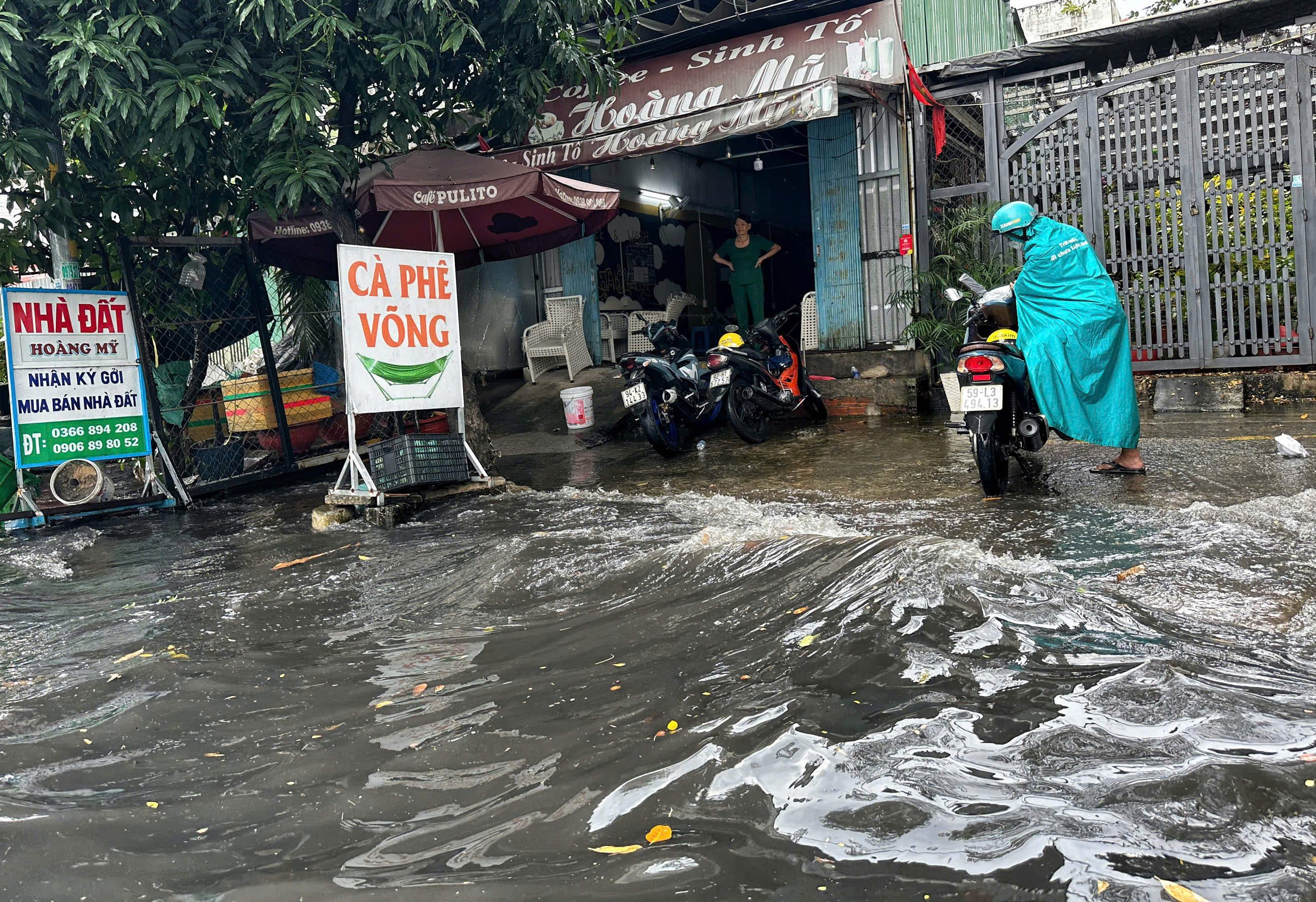 Mưa lớn, nhiều người 'hoảng hồn' khi đường ngập hơn bánh xe ở TP.HCM- Ảnh 4.