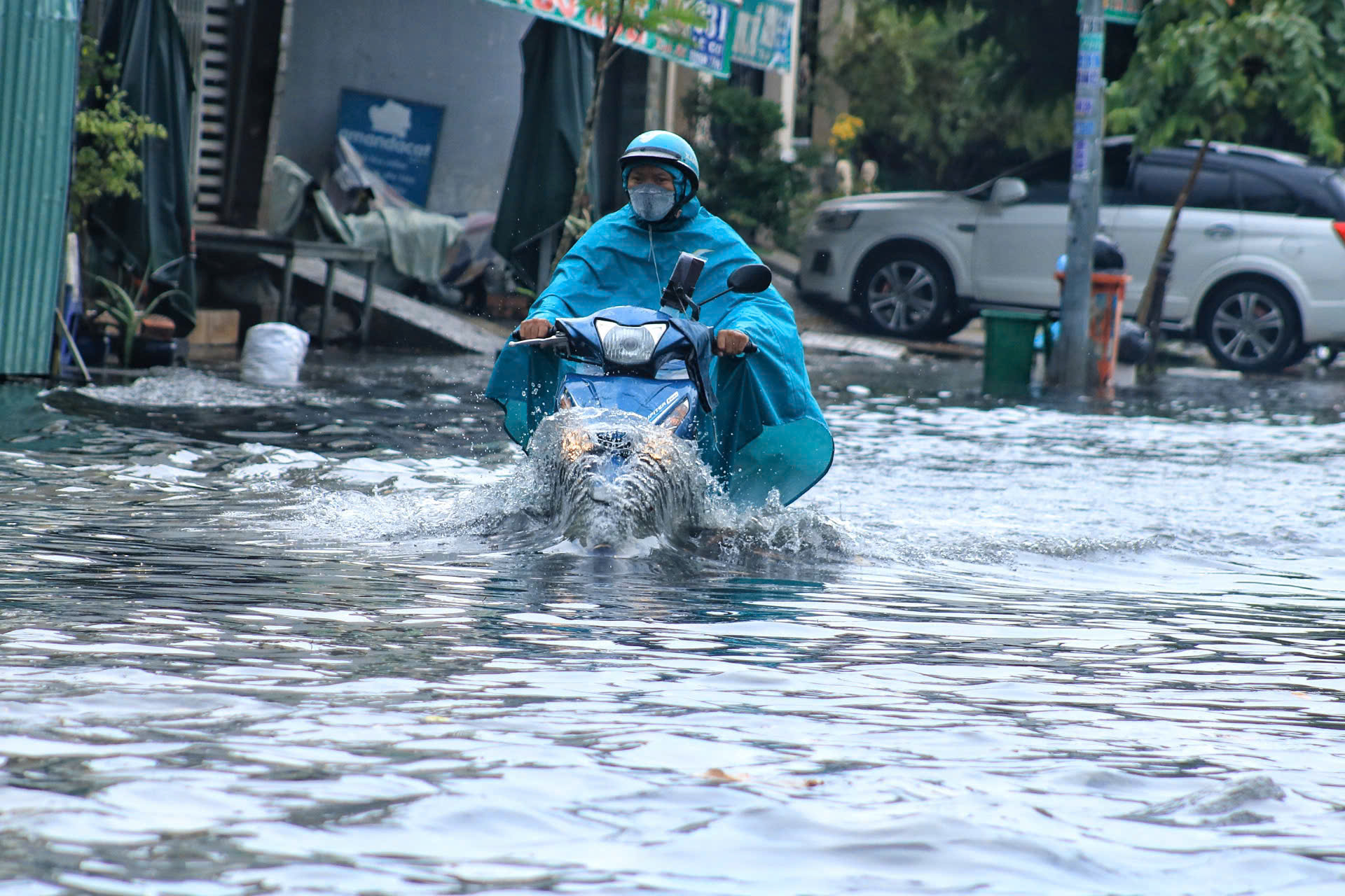 Mưa lớn, nhiều người 'hoảng hồn' khi đường ngập hơn bánh xe ở TP.HCM- Ảnh 10.