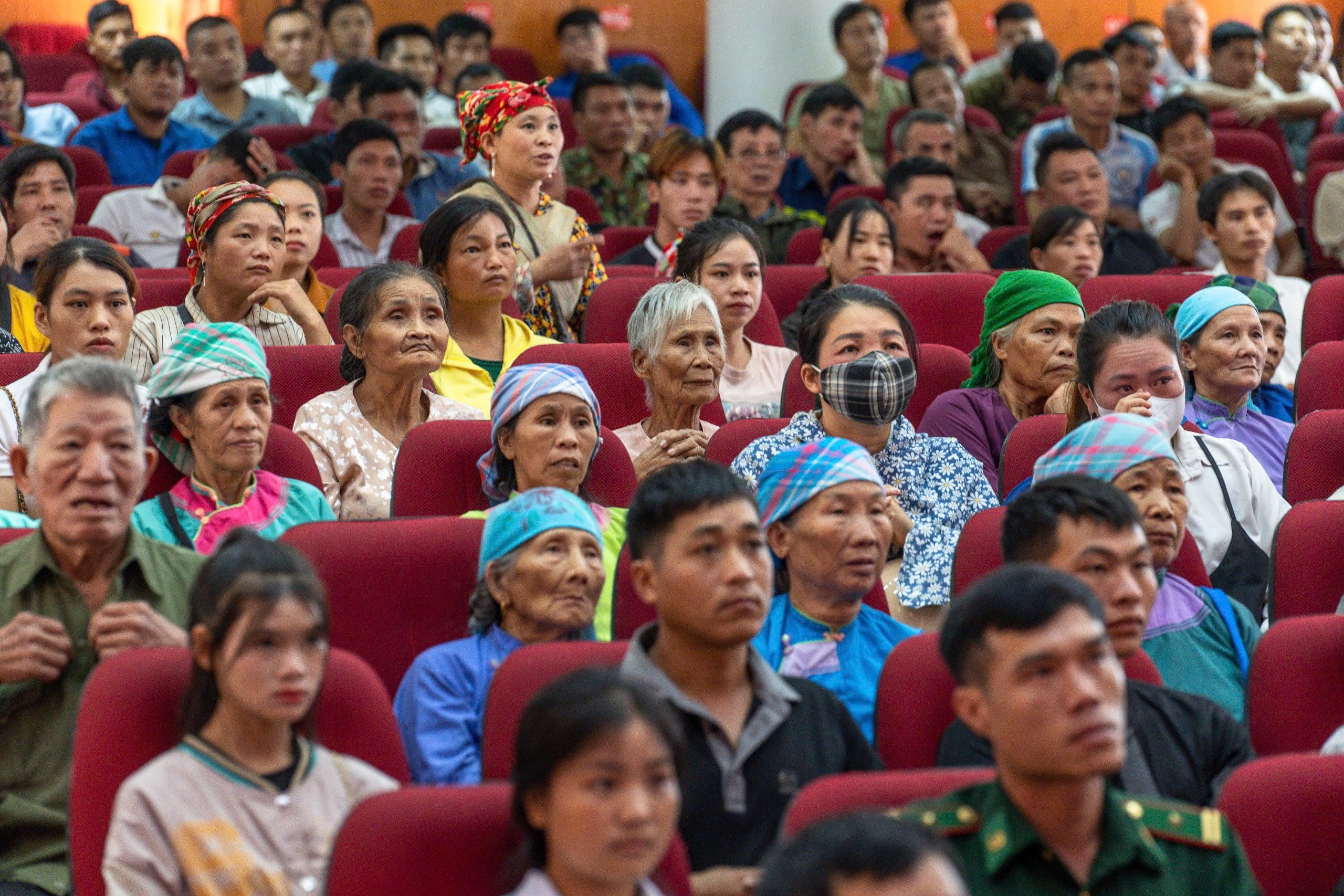 Tiếp hành trình ‘Cùng con đi tiếp cuộc đời’, Báo Thanh Niên bảo trợ 50 trẻ mồ côi do bão Yagi- Ảnh 1.