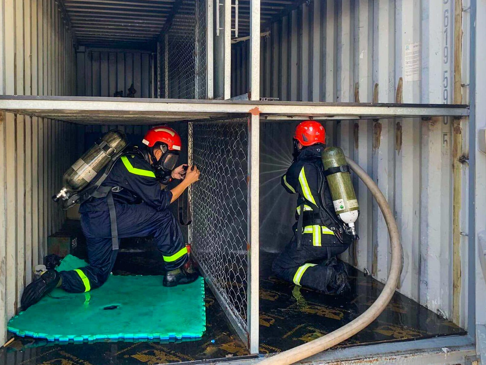 'Đi trong khói lửa': Dấn thân của người lính cứu hỏa vì mọi người- Ảnh 1.