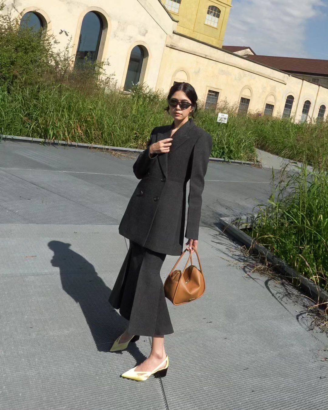 بالإضافة إلى الكعب العالي، هذه الأحذية المريحة تتناسب بشكل جيد مع التنانير المتوسطة الطول - صورة 7. Ngoài giày cao gót, những mẫu giày êm chân này rất hợp với váy midi- Ảnh 7.