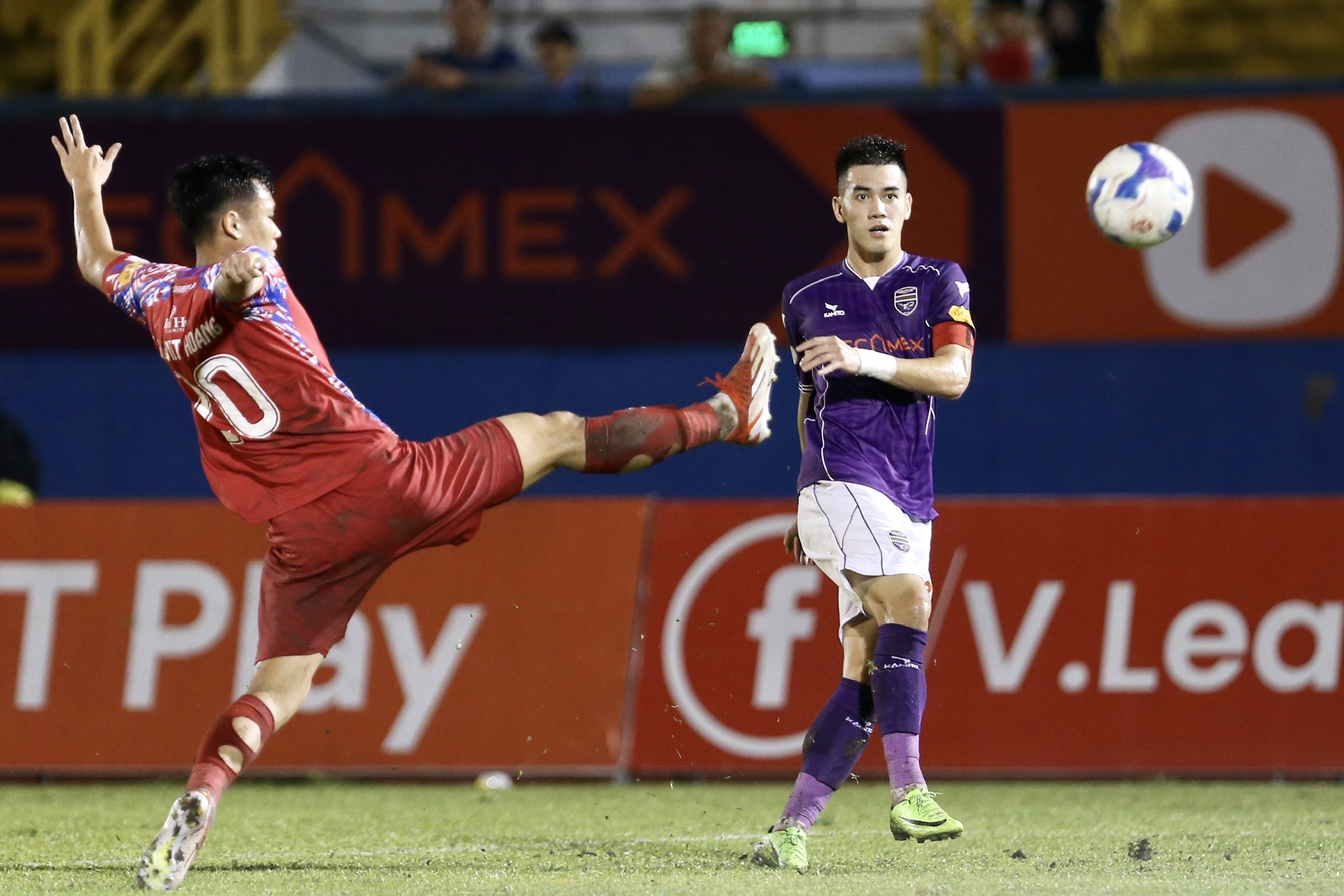 Cú lốp điệu nghệ bóng nâng tỷ số lên 2-0 của Tiến Linh