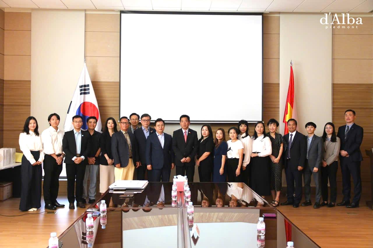 Công ty d’Alba Global cùng Đại sứ quán Việt Nam tại buổi lễ Công ty d’Alba Global cùng Đại sứ quán Việt Nam tại buổi lễ