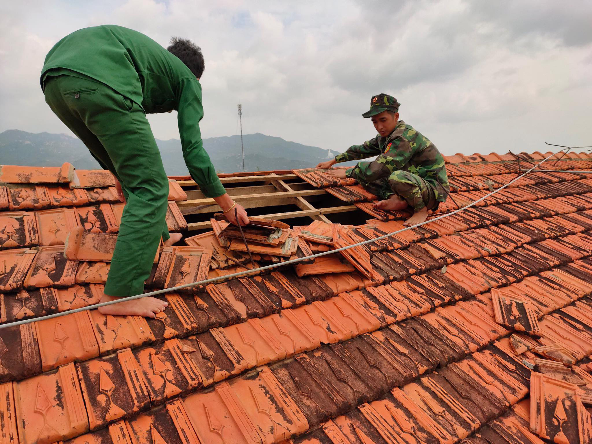 Nắm lấy bàn tay - Truyện ngắn dự thi của Nguyễn Thị Như Hiền- Ảnh 1. Nắm lấy bàn tay - Truyện ngắn dự thi của Nguyễn Thị Như Hiền- Ảnh 1.