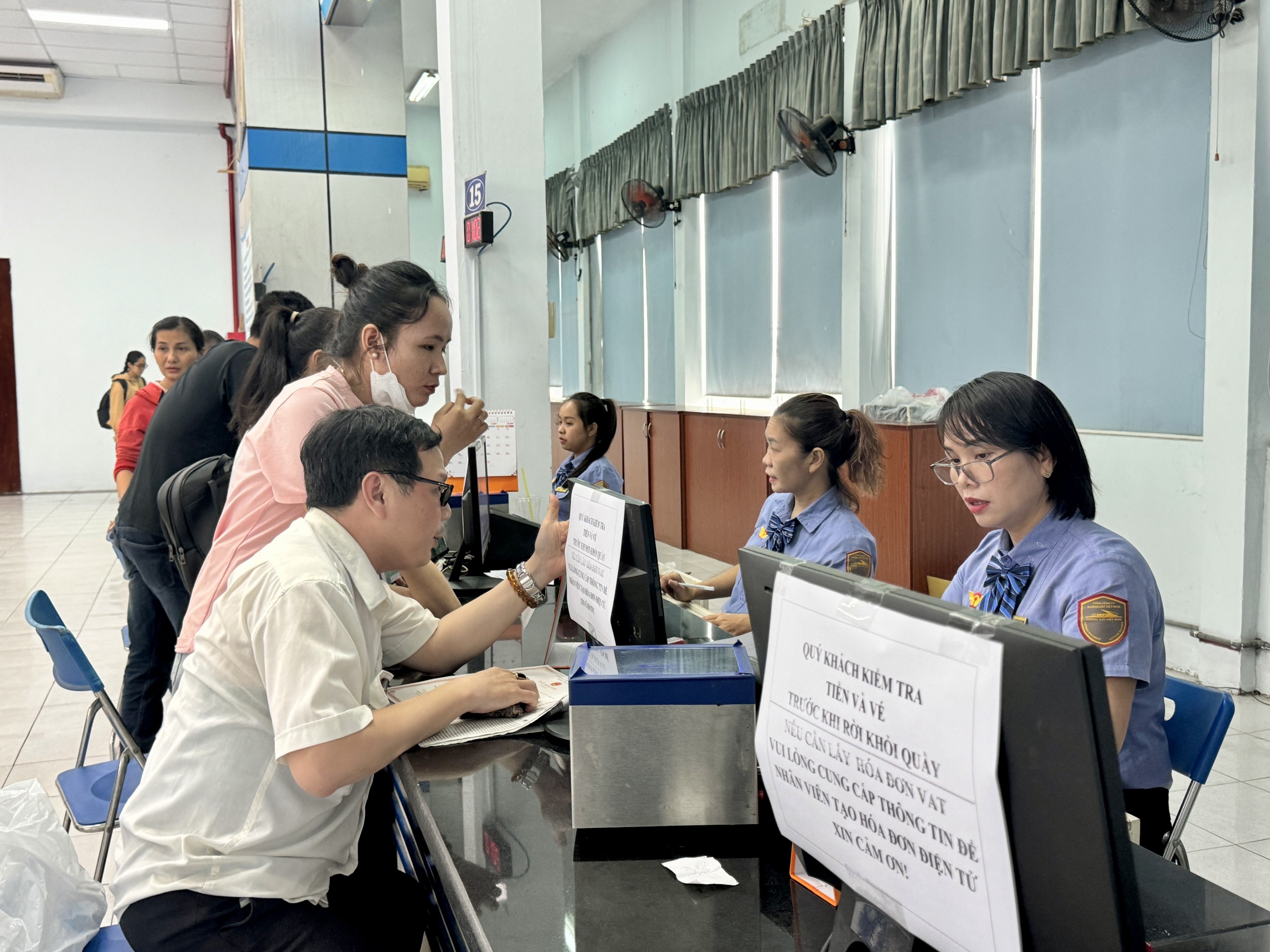 Sáng sớm, đông người đến ga Sài Gòn chờ nhiều tiếng để mua được vé tàu tết Ất Tỵ 2025- Ảnh 11.