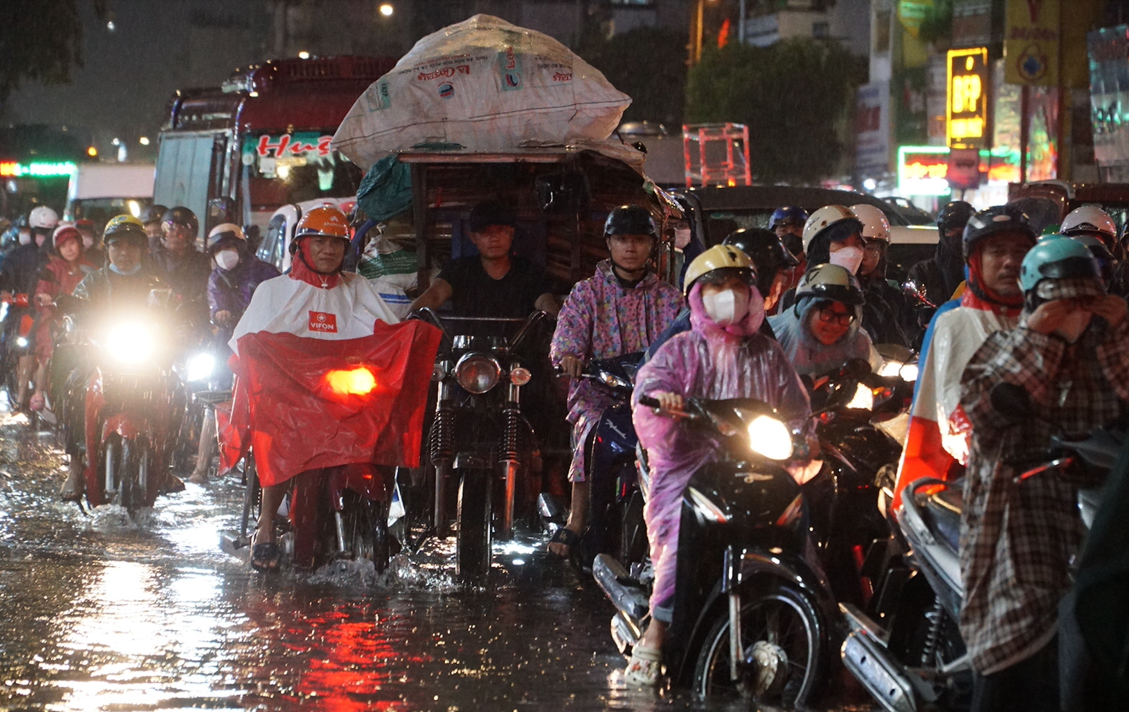 TP.HCM mưa lớn giờ tan tầm: Người dân khổ sở vì đường ngập nước, kẹt xe- Ảnh 6.