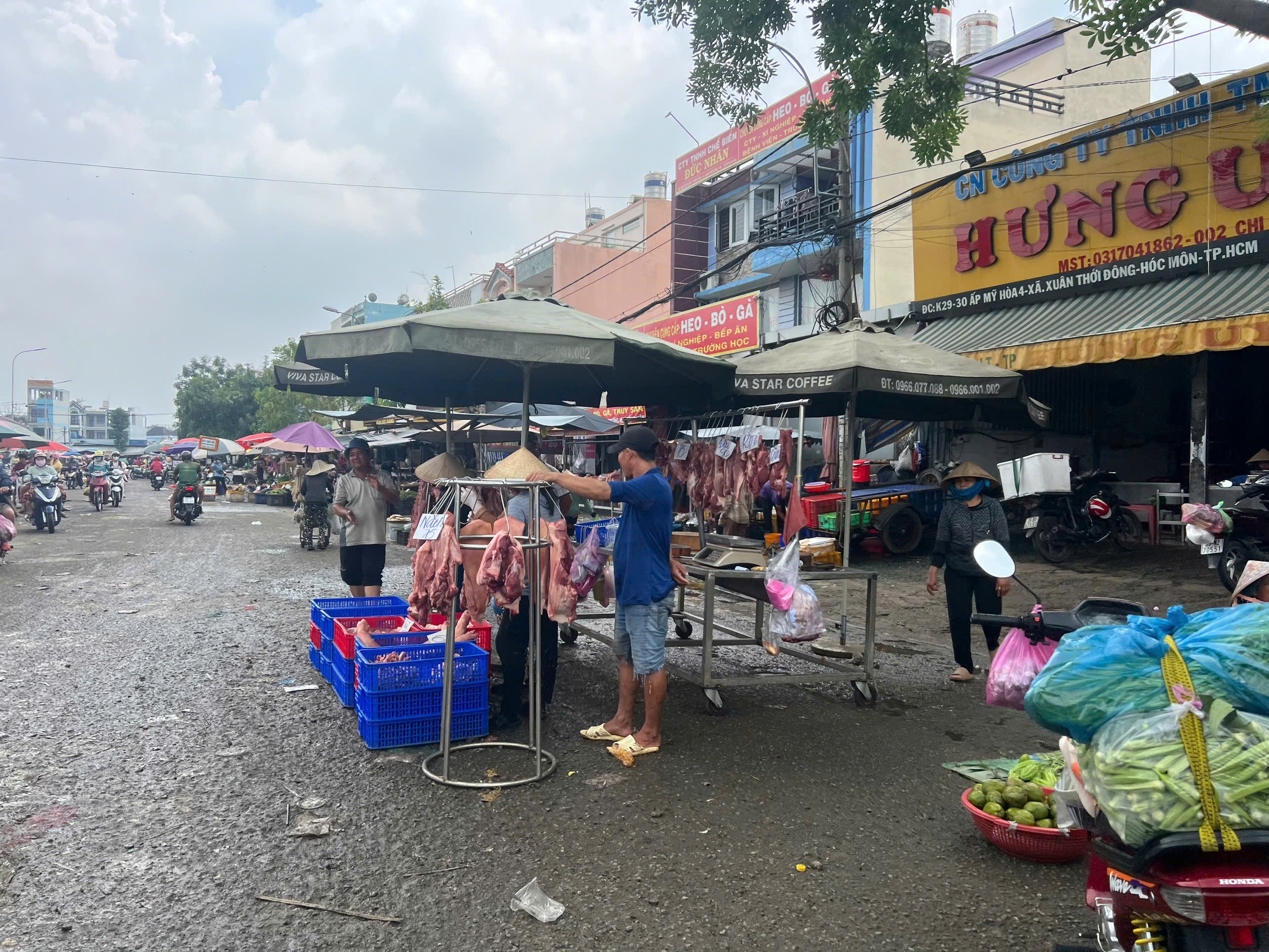 TP.HCM: Xe vượt tải cày nát nhiều tuyến đường quanh chợ đầu mối Bình Điền- Ảnh 8.