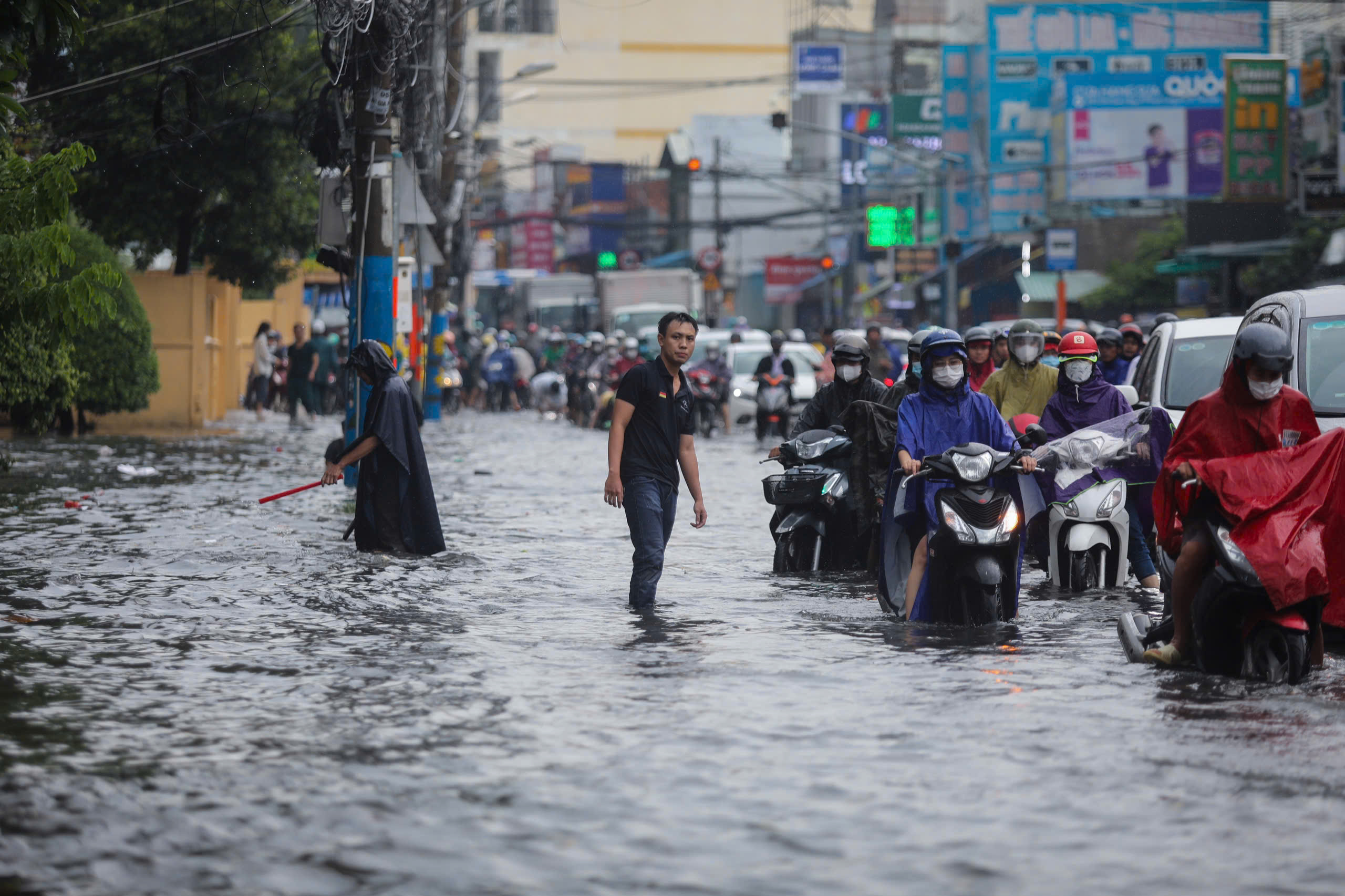 Sau cơn mưa xối xả: Nhiều người ở phố Bùi Viện, TP.Thủ Đức bì bõm lội nước giờ tan tầm- Ảnh 1.