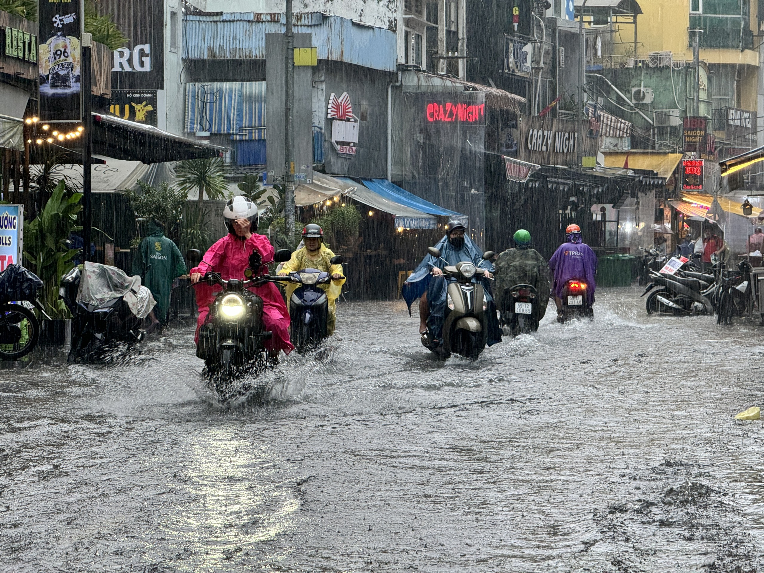 Sau cơn mưa xối xả: Nhiều người ở phố Bùi Viện, TP.Thủ Đức bì bõm lội nước giờ tan tầm- Ảnh 12.