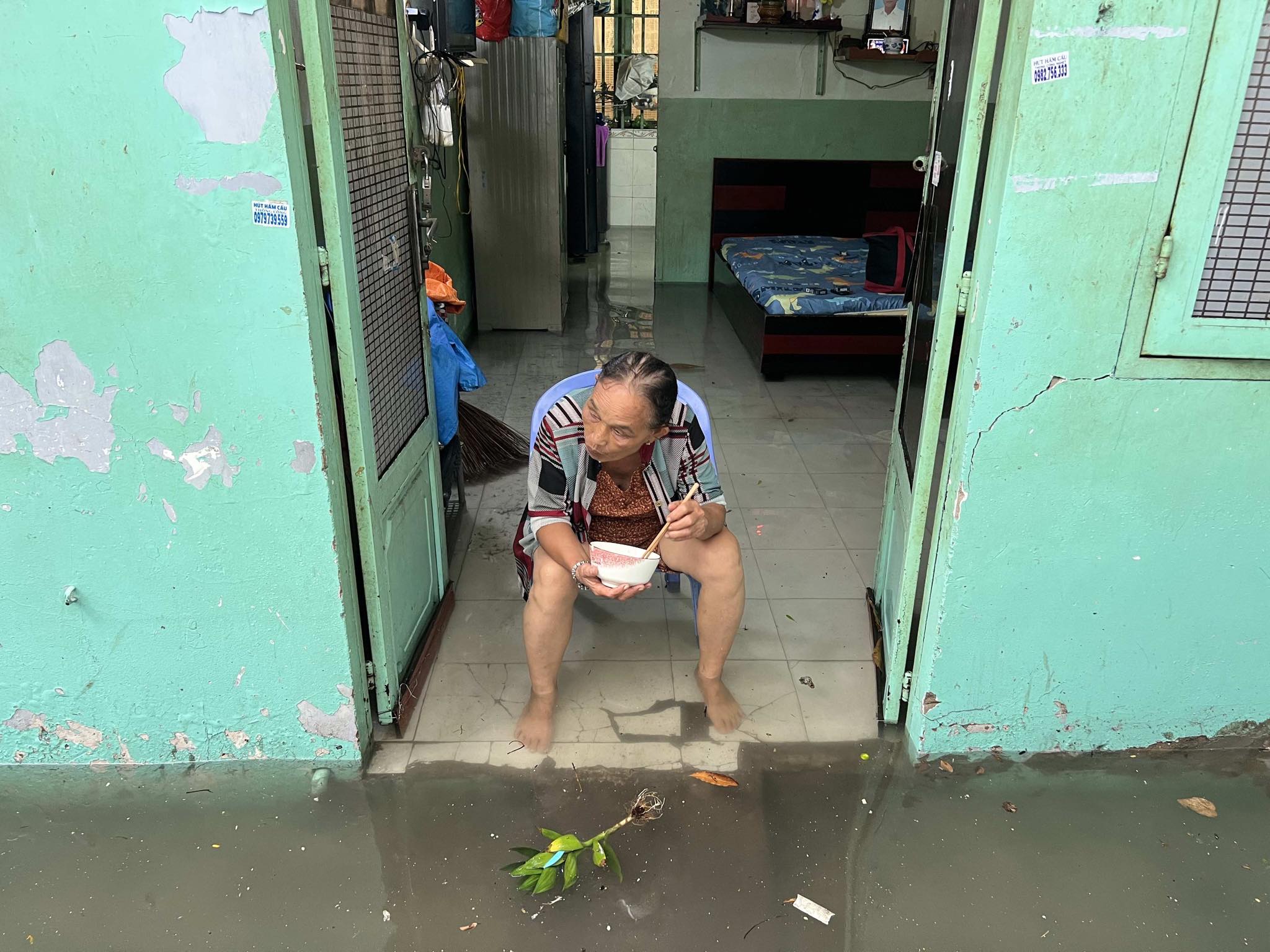 TP.HCM mưa lớn: Ngoài đường 'đứng hình giữa biển nước', trong nhà... khốn khổ chạy nước- Ảnh 4.