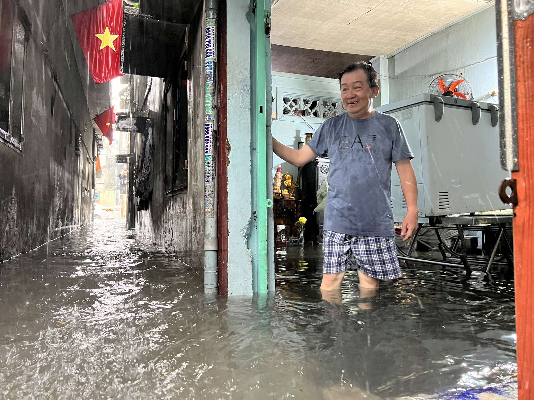 TP.HCM mưa lớn: Ngoài đường 'đứng hình giữa biển nước', trong nhà... khốn khổ chạy nước- Ảnh 1.