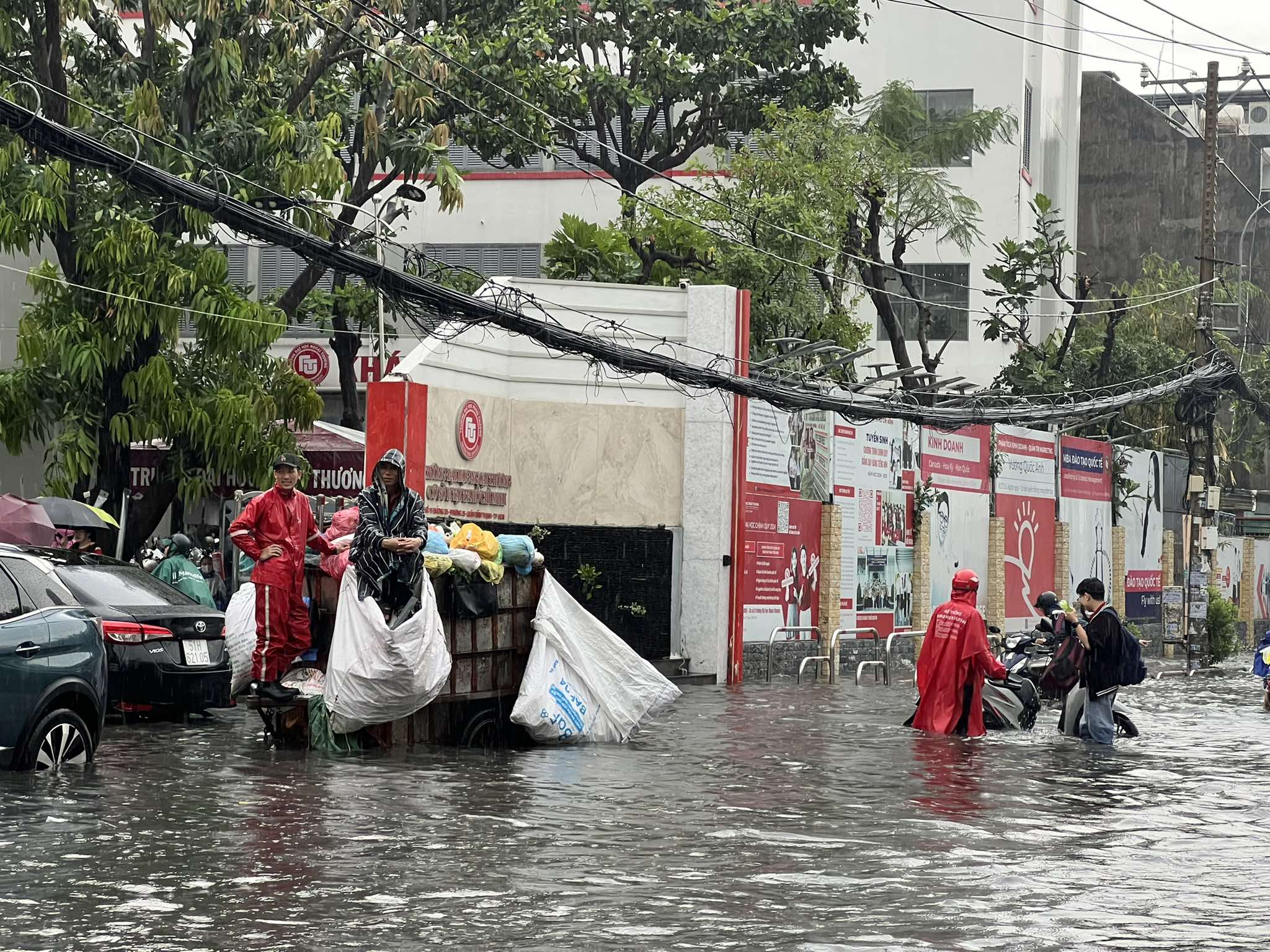 TP.HCM mưa lớn: Ngoài đường 'đứng hình giữa biển nước', trong nhà... khốn khổ chạy nước- Ảnh 16.