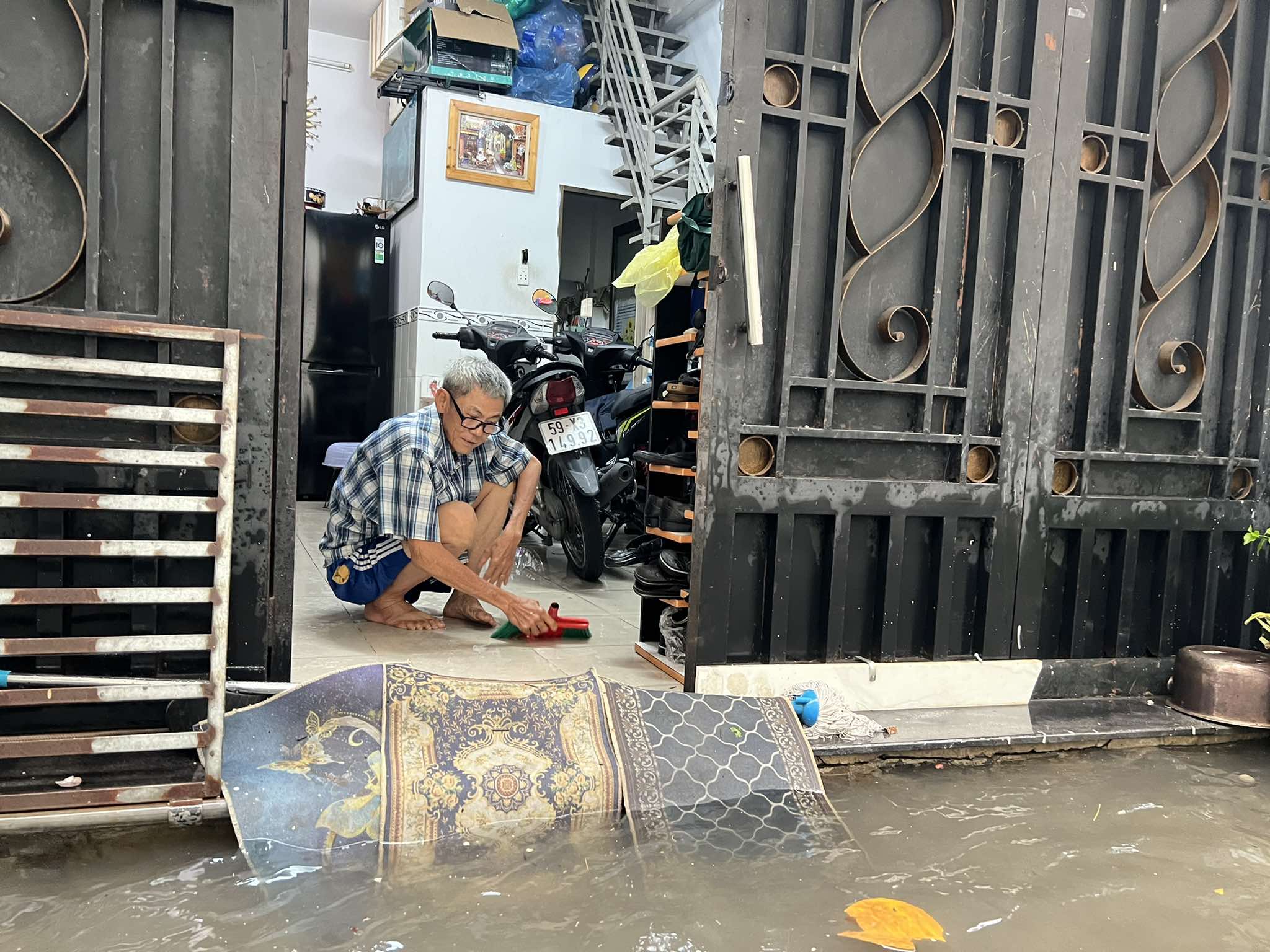 TP.HCM mưa lớn: Ngoài đường 'đứng hình giữa biển nước', trong nhà... khốn khổ chạy nước- Ảnh 5.