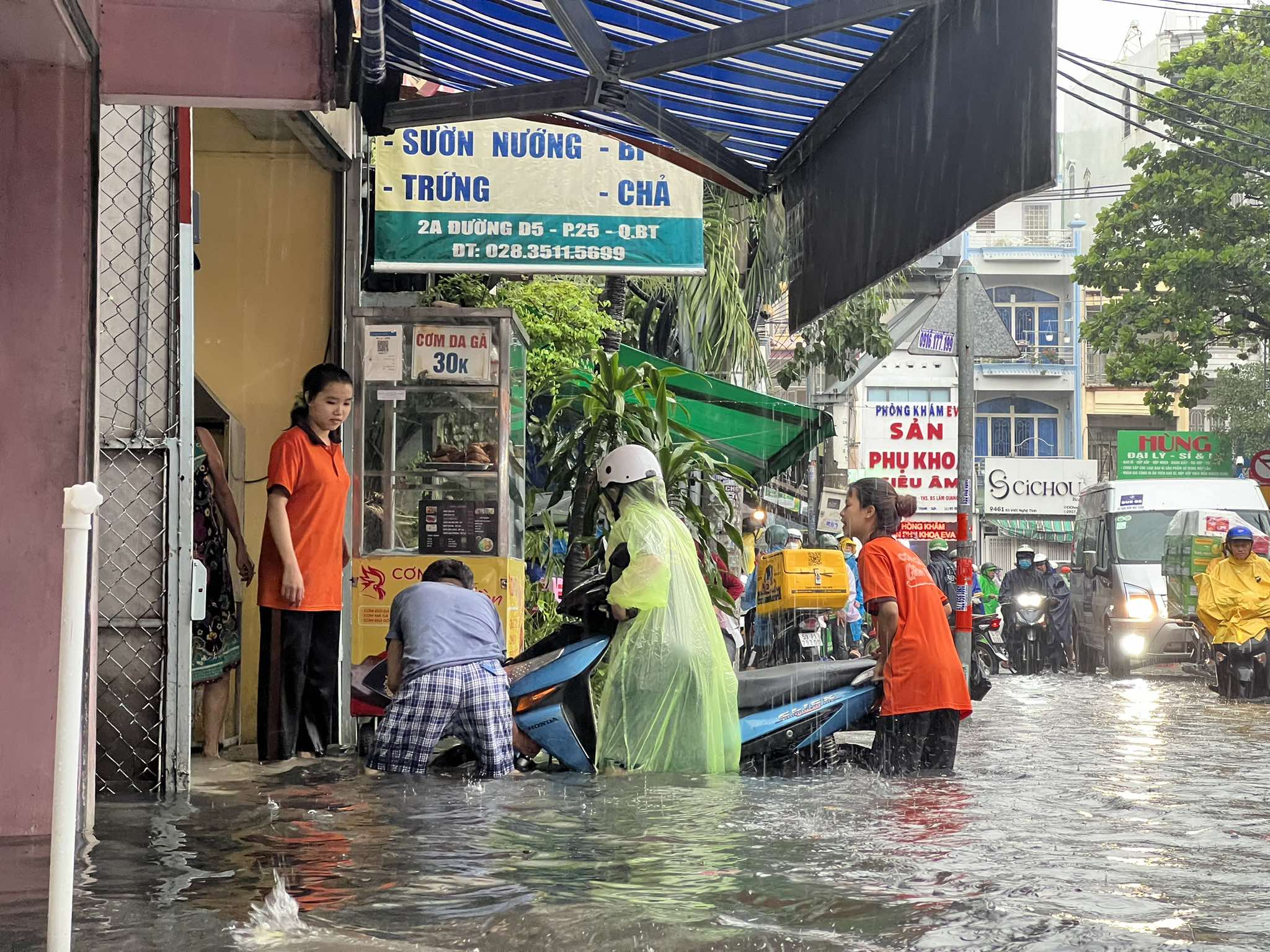 TP.HCM mưa lớn: Ngoài đường 'đứng hình giữa biển nước', trong nhà... khốn khổ chạy nước- Ảnh 17.