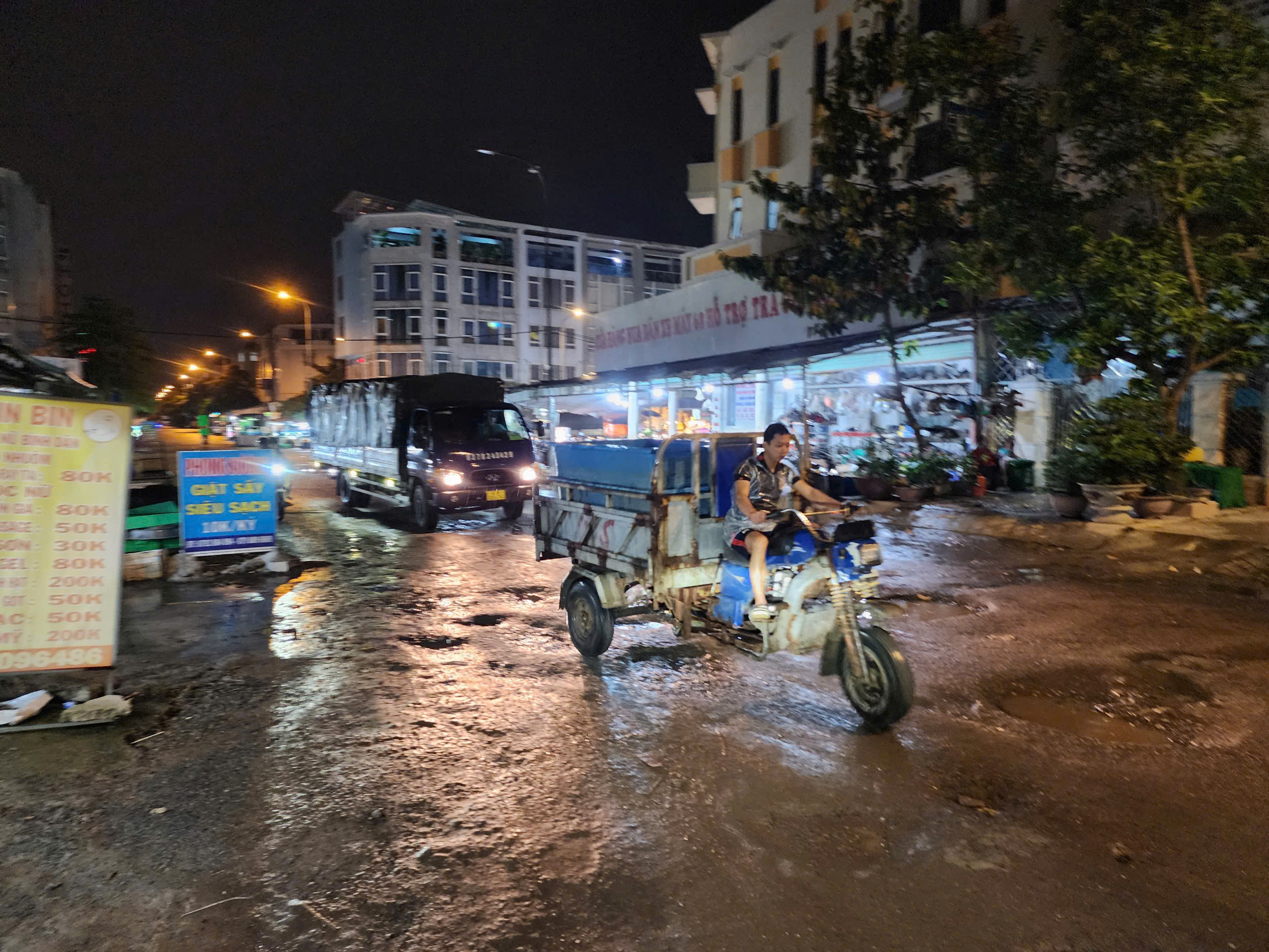 TP.HCM: Xe vượt tải cày nát nhiều tuyến đường quanh chợ đầu mối Bình Điền- Ảnh 7.