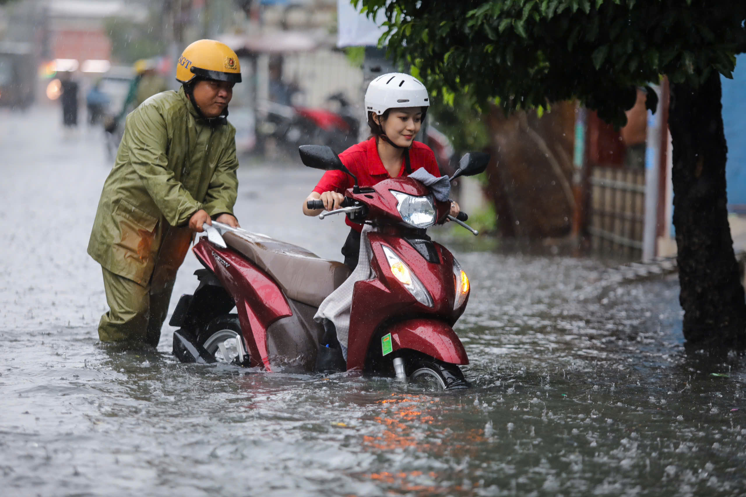 Sau cơn mưa xối xả: Nhiều người ở phố Bùi Viện, TP.Thủ Đức bì bõm lội nước giờ tan tầm- Ảnh 10.