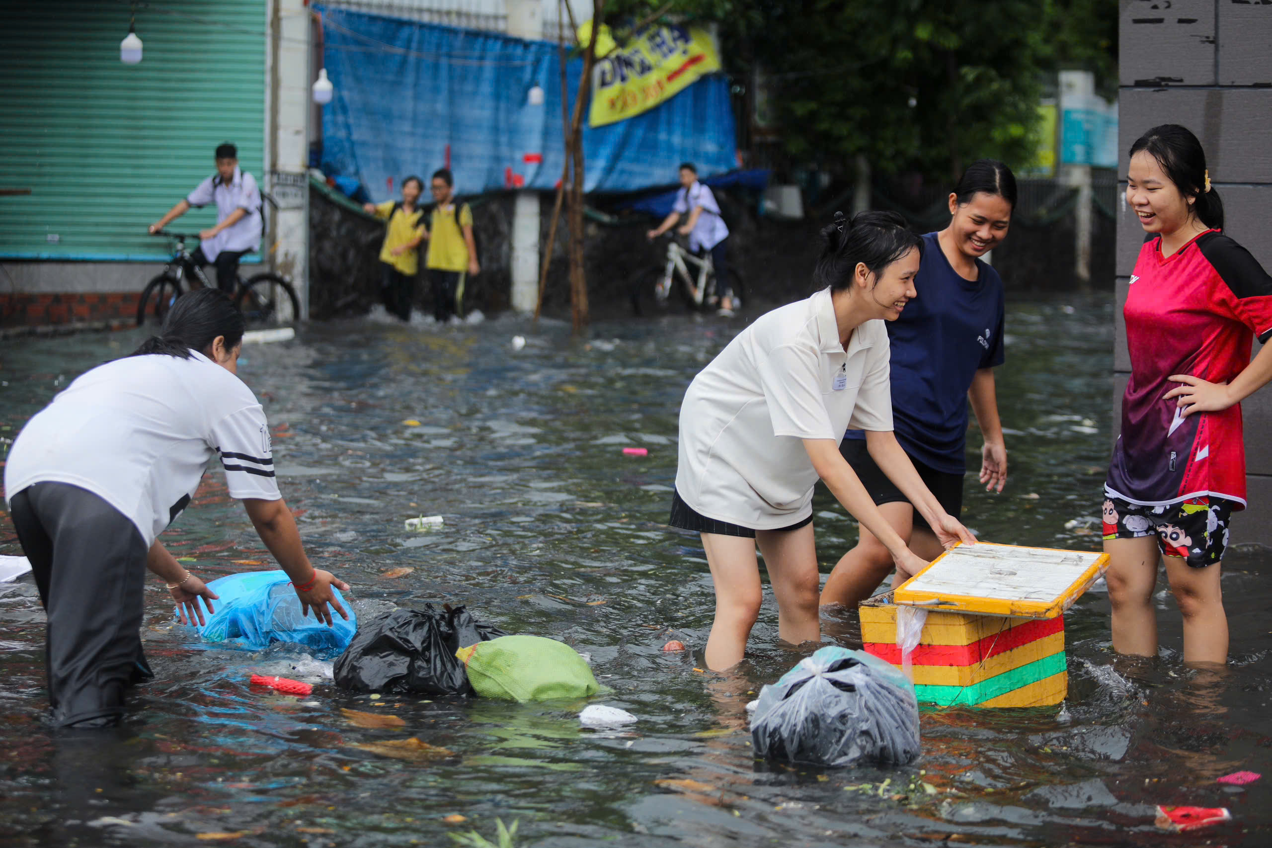 Sau cơn mưa xối xả: Nhiều người ở phố Bùi Viện, TP.Thủ Đức bì bõm lội nước giờ tan tầm- Ảnh 3.