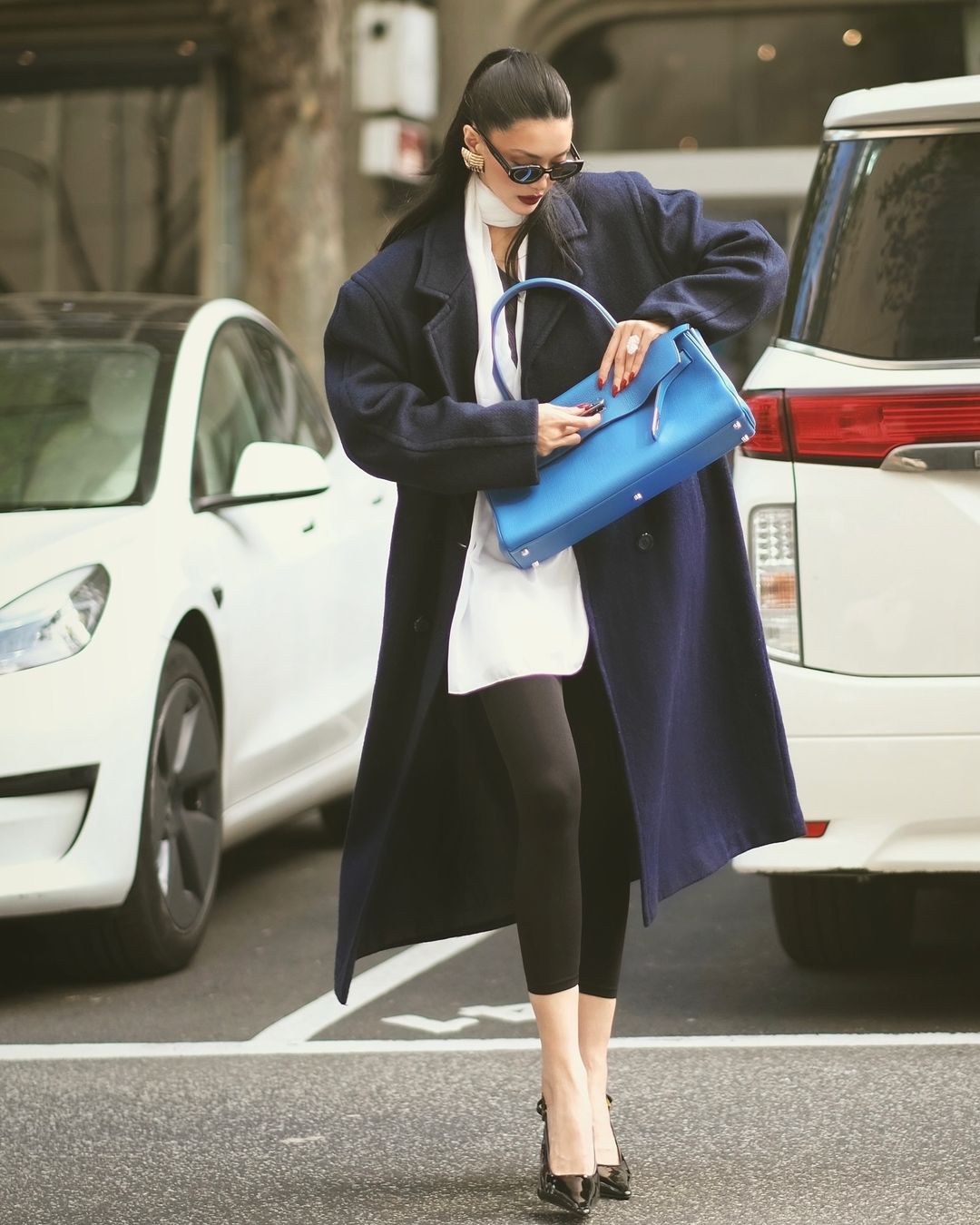 ខោជើងវែង និងអាវវែង គូស្នេហ៍ទាន់សម័យនៃរដូវត្រជាក់ - រូបថត ១. Quần legging bó và áo khoác dài, cặp đôi sành điệu của mùa lạnh- Ảnh 1.