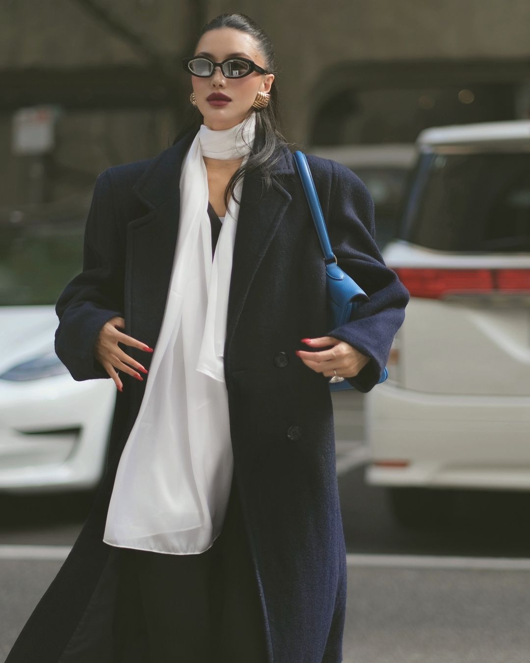 ខោជើងវែង និងអាវវែង គូស្នេហ៍ទាន់សម័យនៃរដូវត្រជាក់ - រូបថត ២. Quần legging bó và áo khoác dài, cặp đôi sành điệu của mùa lạnh- Ảnh 2.