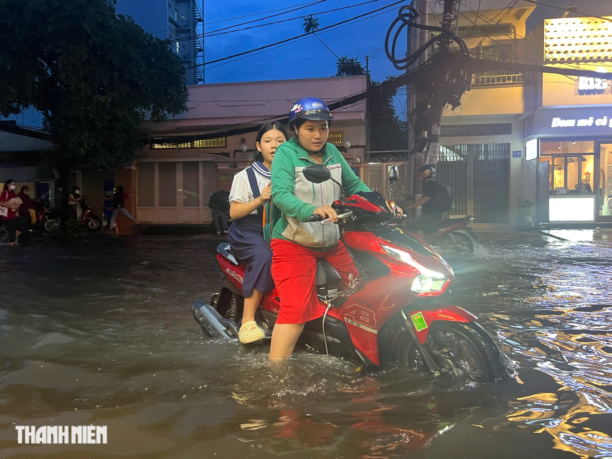 Nhà ngập nước suốt 6 tiếng sau trận mưa lớn, dọn dẹp tới tận nửa đêm- Ảnh 7.