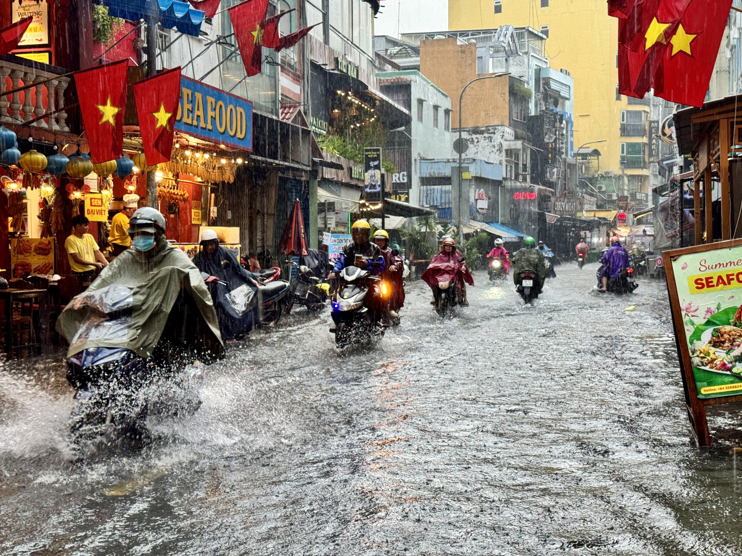 Sau cơn mưa xối xả: Nhiều người ở phố Bùi Viện, TP.Thủ Đức bì bõm lội nước giờ tan tầm- Ảnh 15.