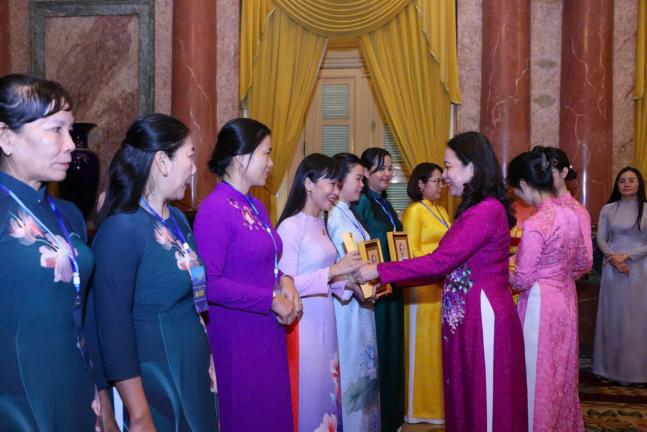 Phó Chủ tịch nước Võ Thị Ánh Xuân tặng quà Đoàn đại biểu nữ chuyên trách Hội Liên hiệp Phụ nữ tiêu biểu các cấp toàn quốc năm 2024. Phó Chủ tịch nước Võ Thị Ánh Xuân tặng quà Đoàn đại biểu nữ chuyên trách Hội Liên hiệp Phụ nữ tiêu biểu các cấp toàn quốc năm 2024.