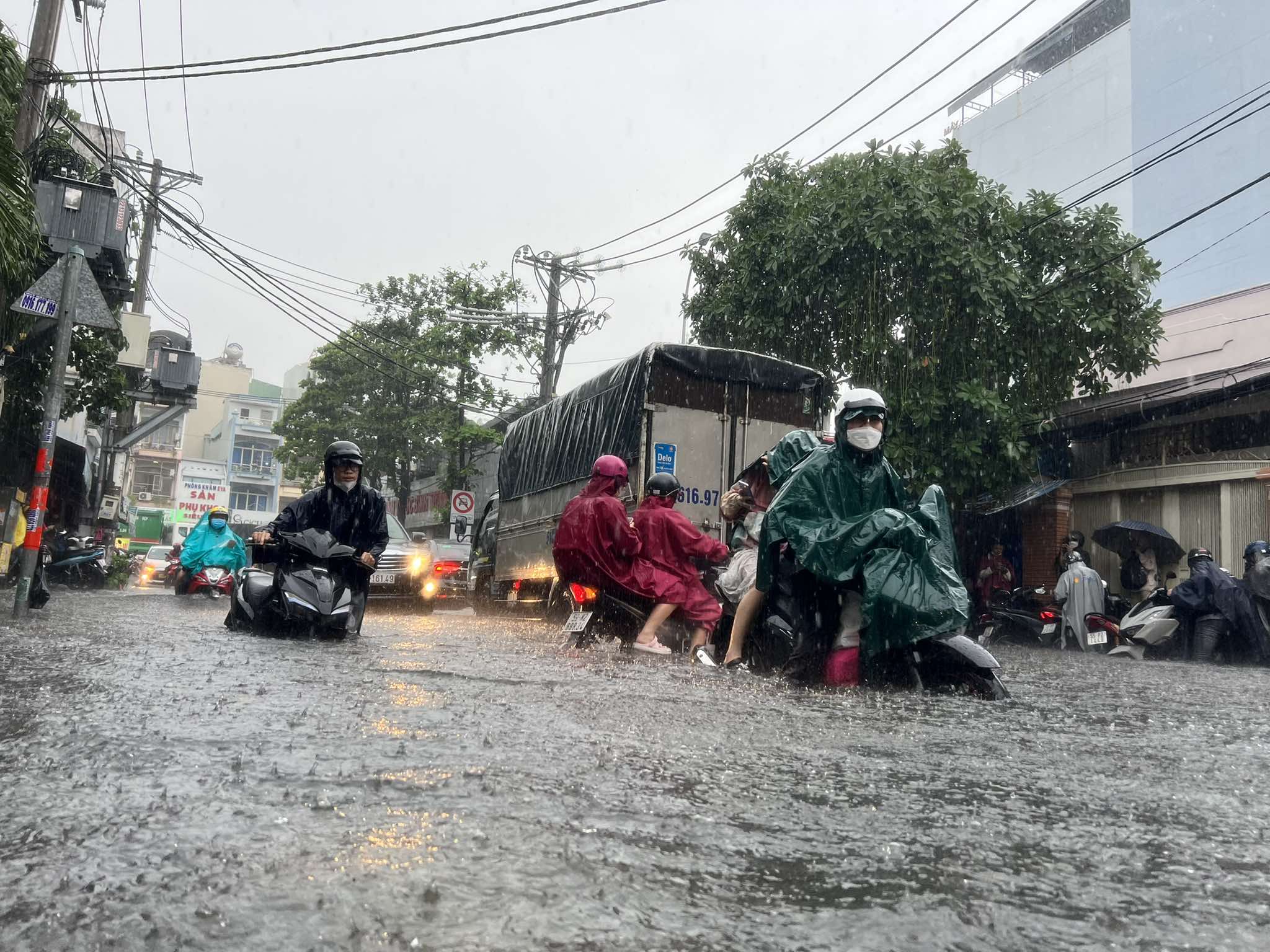 TP.HCM mưa to, sấm sét nhiều nơi: Đường ngập trong 'biển nước'; người dân hạn chế dùng di động- Ảnh 16.