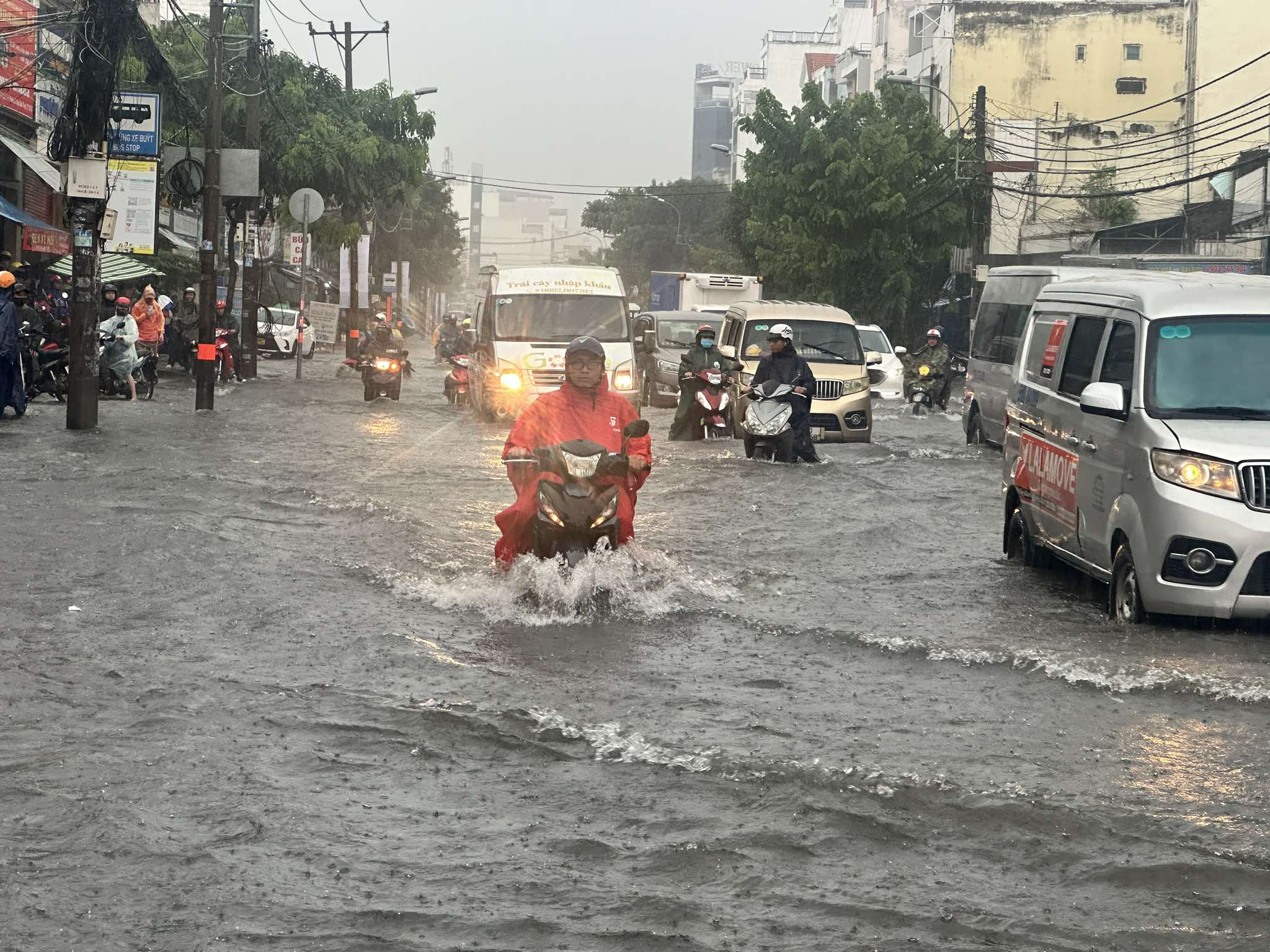 TP.HCM mưa to, sấm sét nhiều nơi: Đường ngập trong 'biển nước'; người dân hạn chế dùng di động- Ảnh 14.