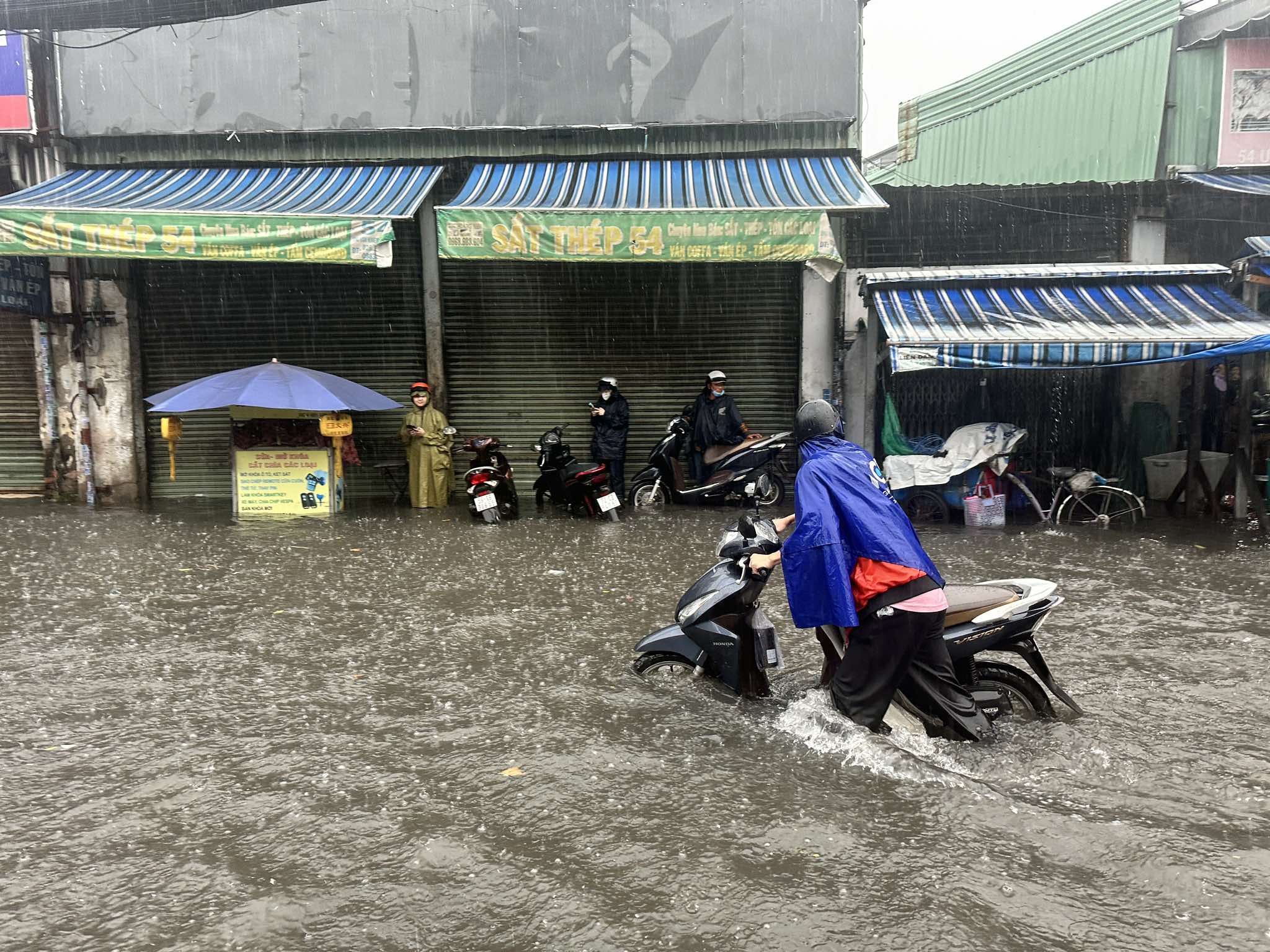 TP.HCM mưa to, sấm sét nhiều nơi: Đường ngập trong 'biển nước'; người dân hạn chế dùng di động- Ảnh 15.