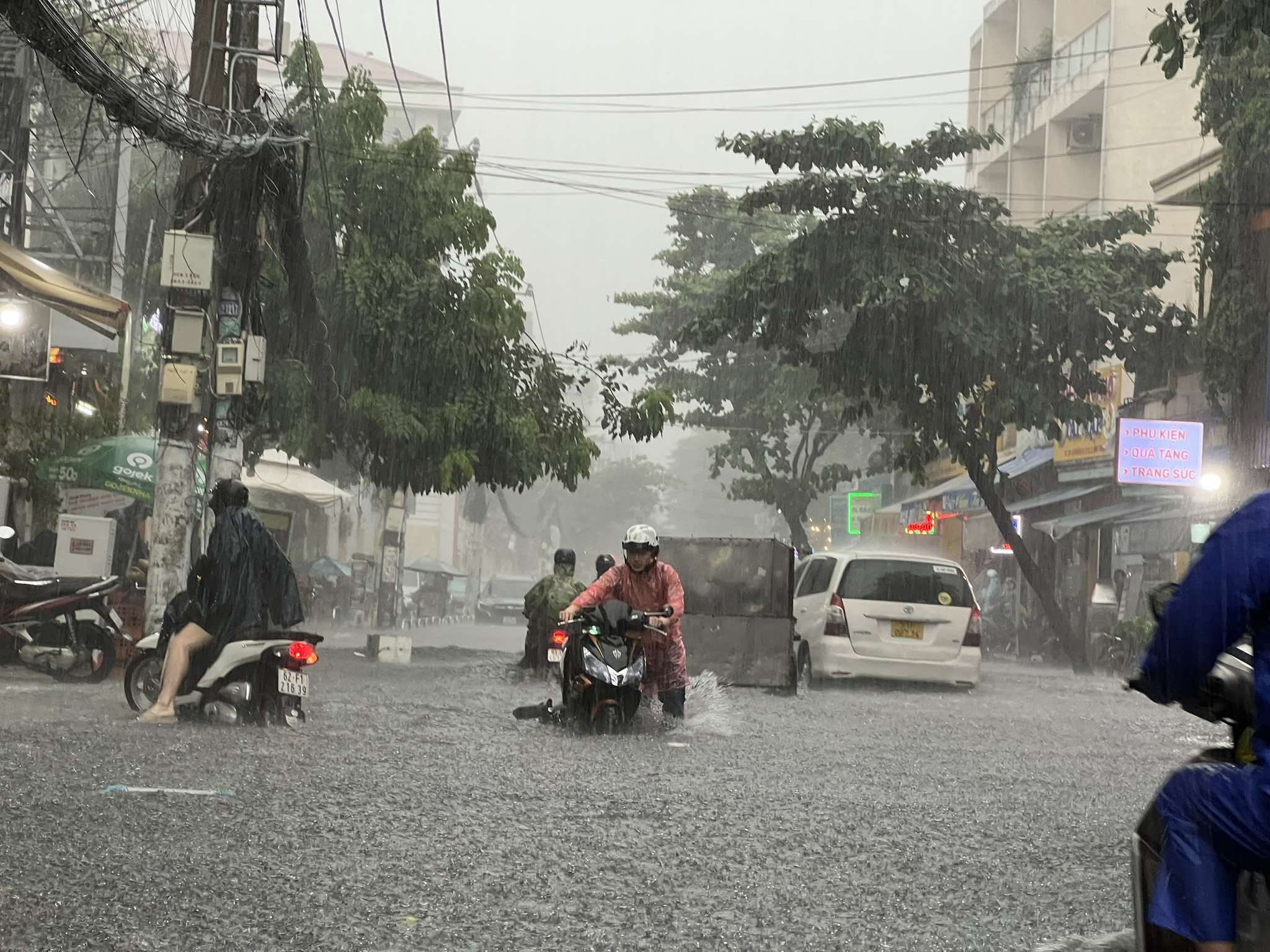 TP.HCM mưa to, sấm sét nhiều nơi: Đường ngập trong 'biển nước'; người dân hạn chế dùng di động- Ảnh 3.