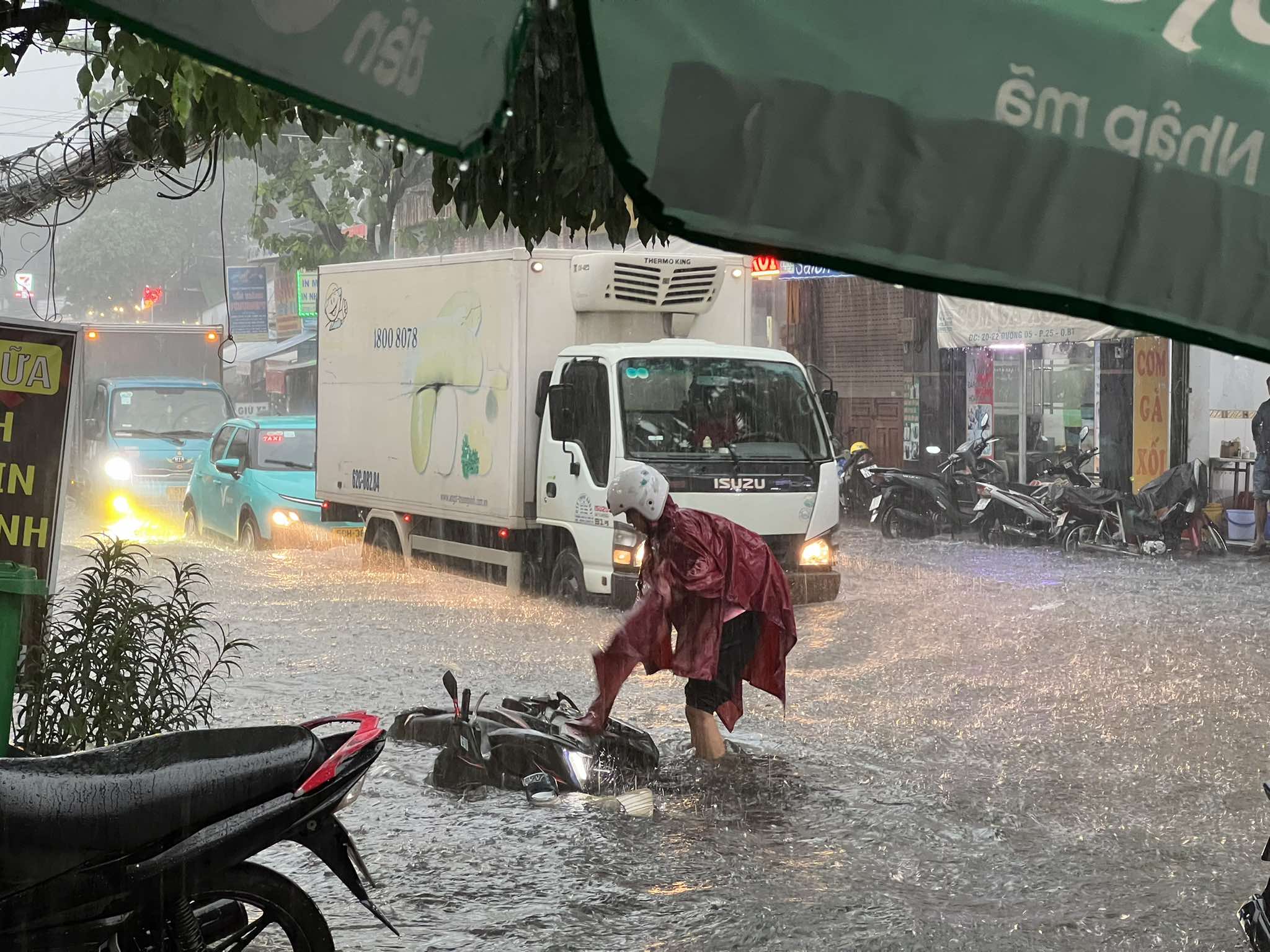 TP.HCM mưa to, sấm sét nhiều nơi: Đường ngập trong 'biển nước'; người dân hạn chế dùng di động- Ảnh 2.