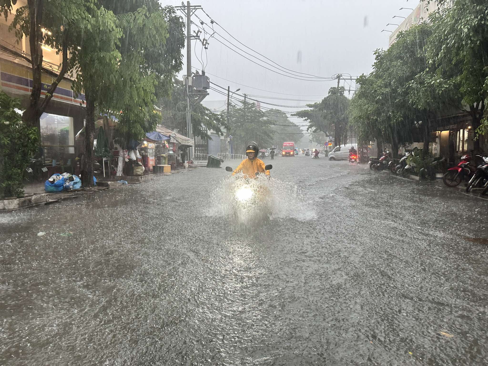 TP.HCM mưa to, sấm sét nhiều nơi: Đường ngập trong 'biển nước'; người dân hạn chế dùng di động- Ảnh 7.