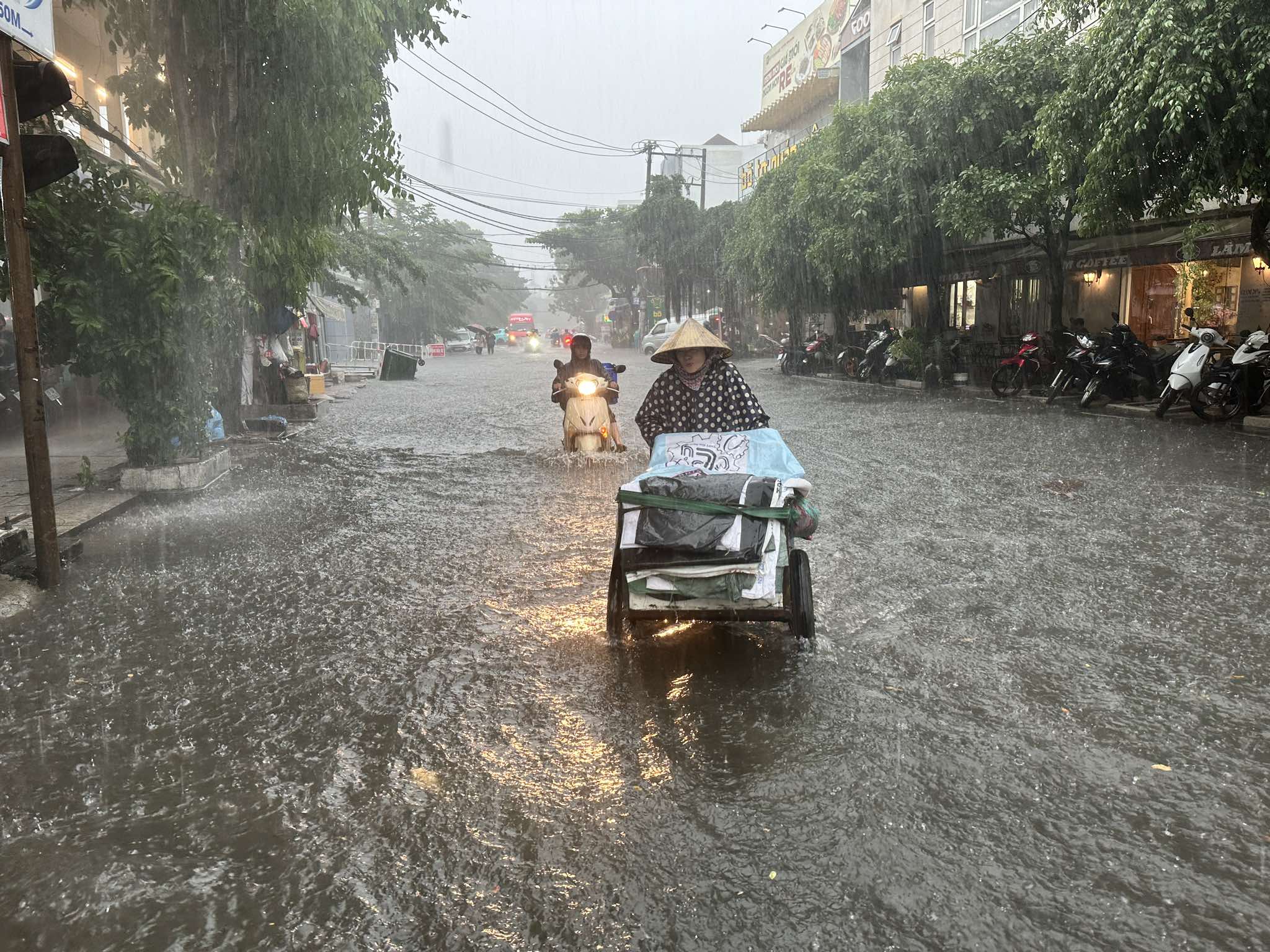 TP.HCM mưa to, sấm sét nhiều nơi: Đường ngập trong 'biển nước'; người dân hạn chế dùng di động- Ảnh 8.